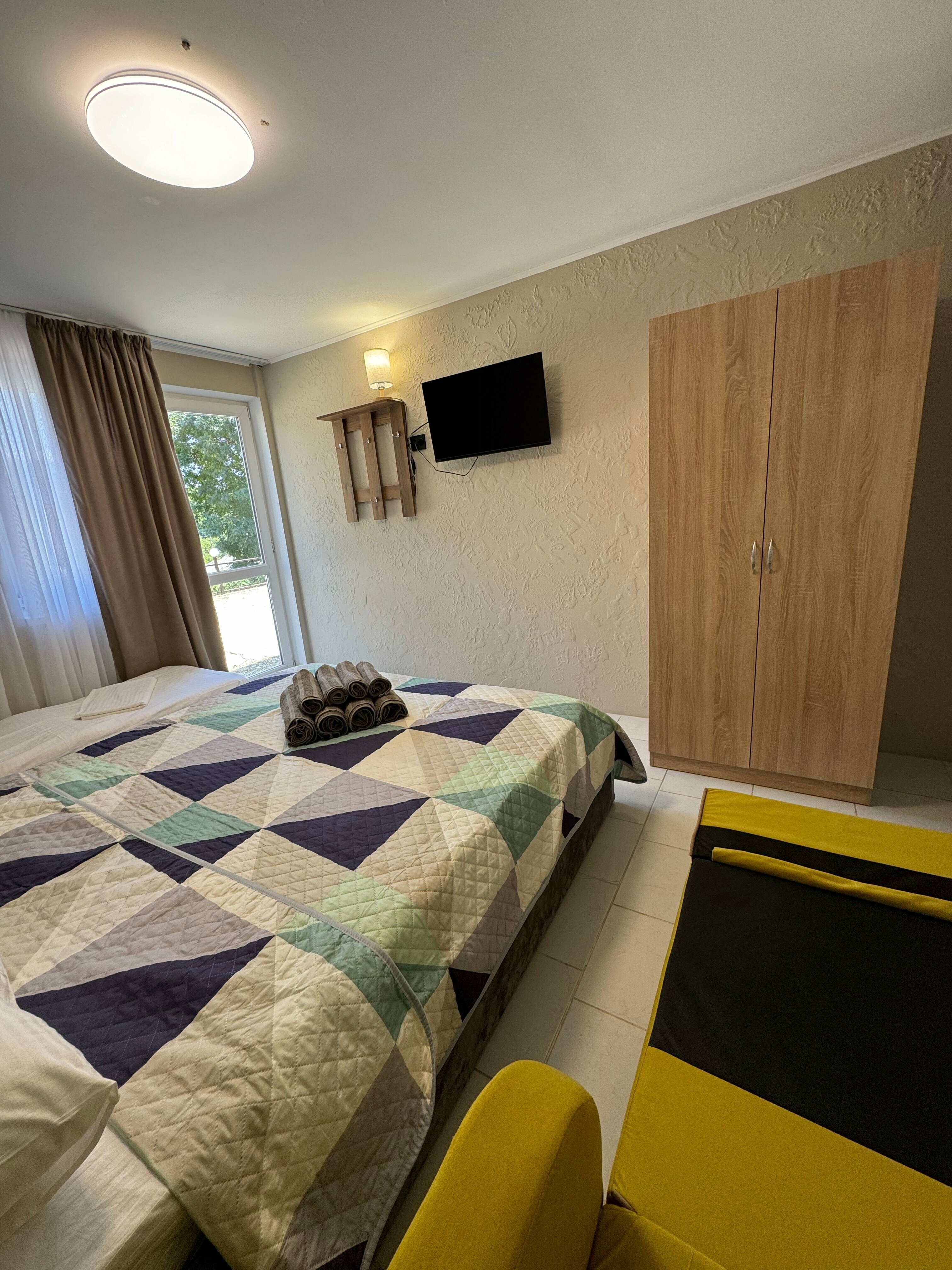 Улучшенный 4х местный номер с  удобствами .