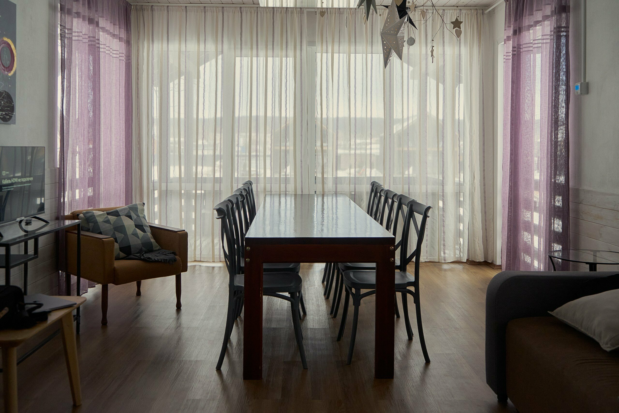 Коричневый дом с караоке. Четыре отдельных комнаты.