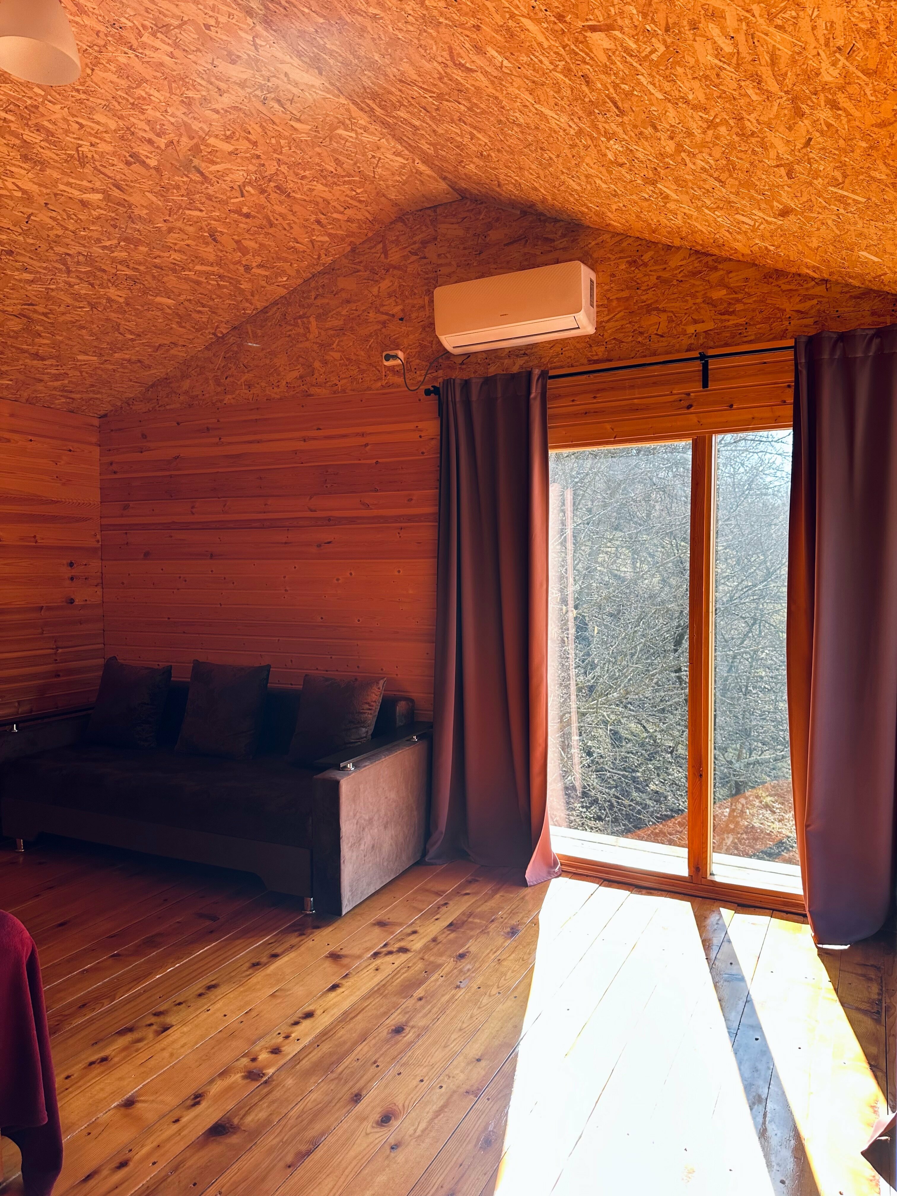 Домик 5 со всеми удобствами, большая кровать, 2 дивана, кресло, кухня, санузел, душевая кабина 