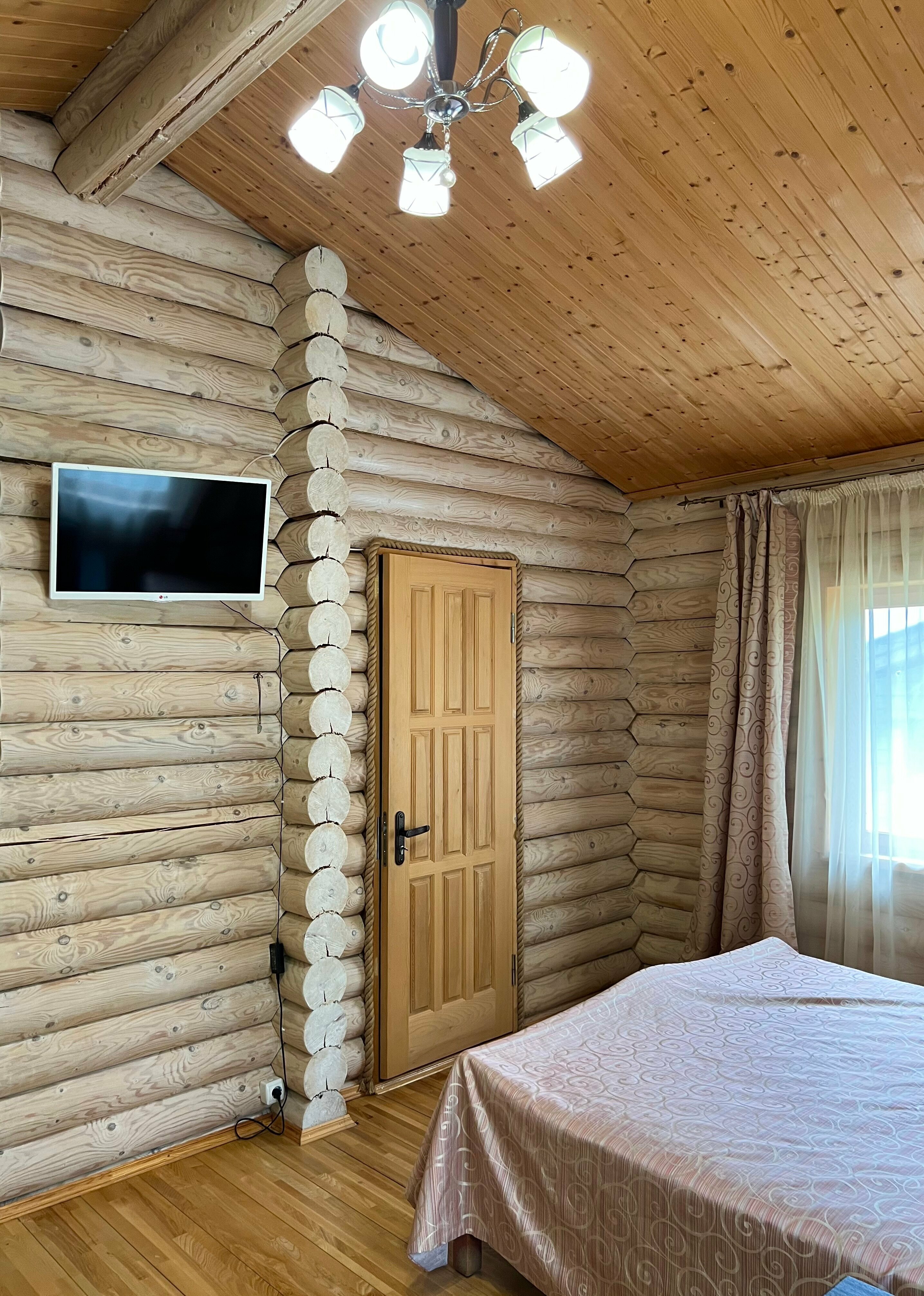 Домик 3 со всеми удобствами, кровать, диван, телевизор, душевая кабина, санузел, баня и кухня на территории 