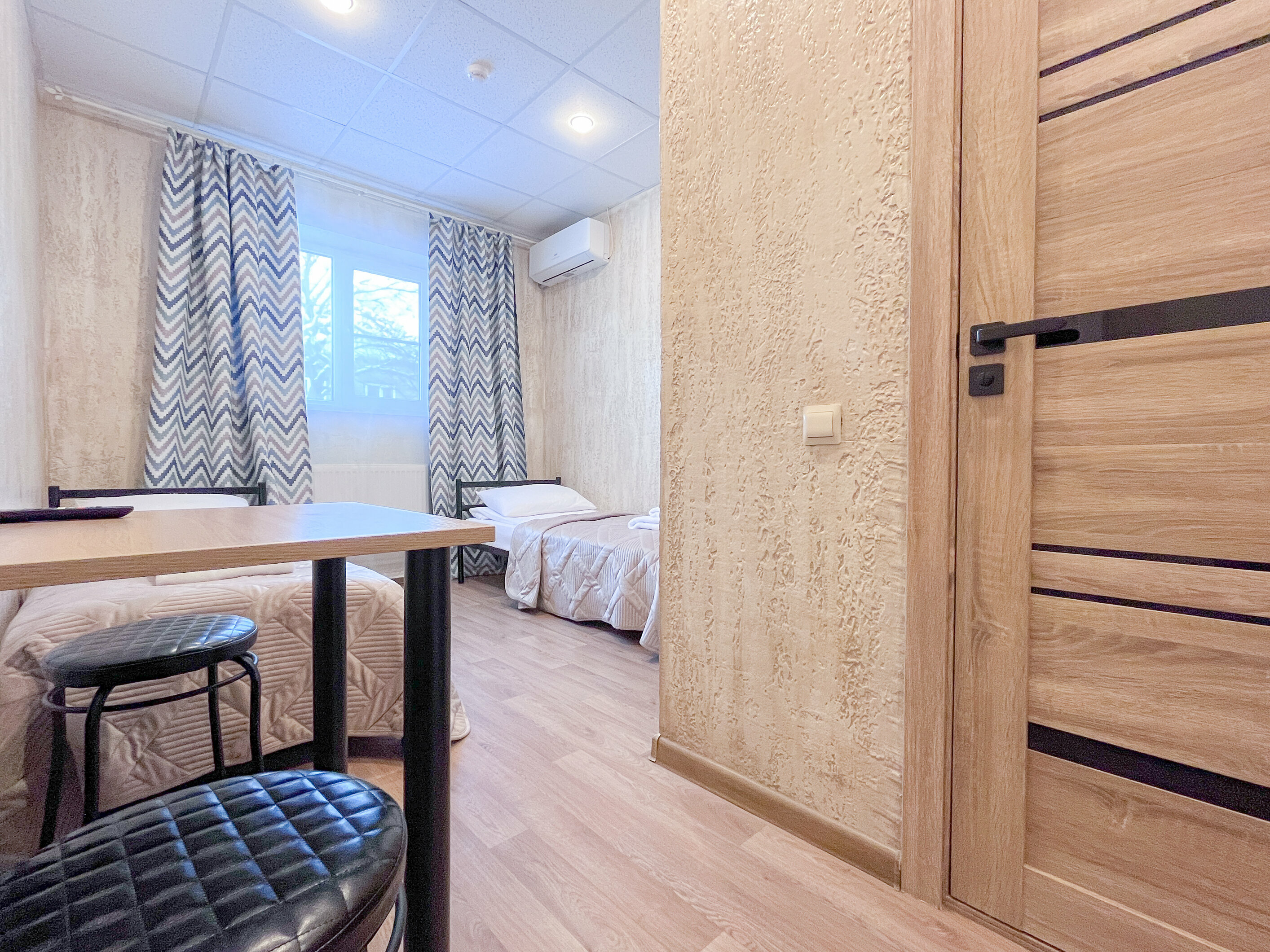 Небольшой двухместный номер с 2 отдельными кроватями