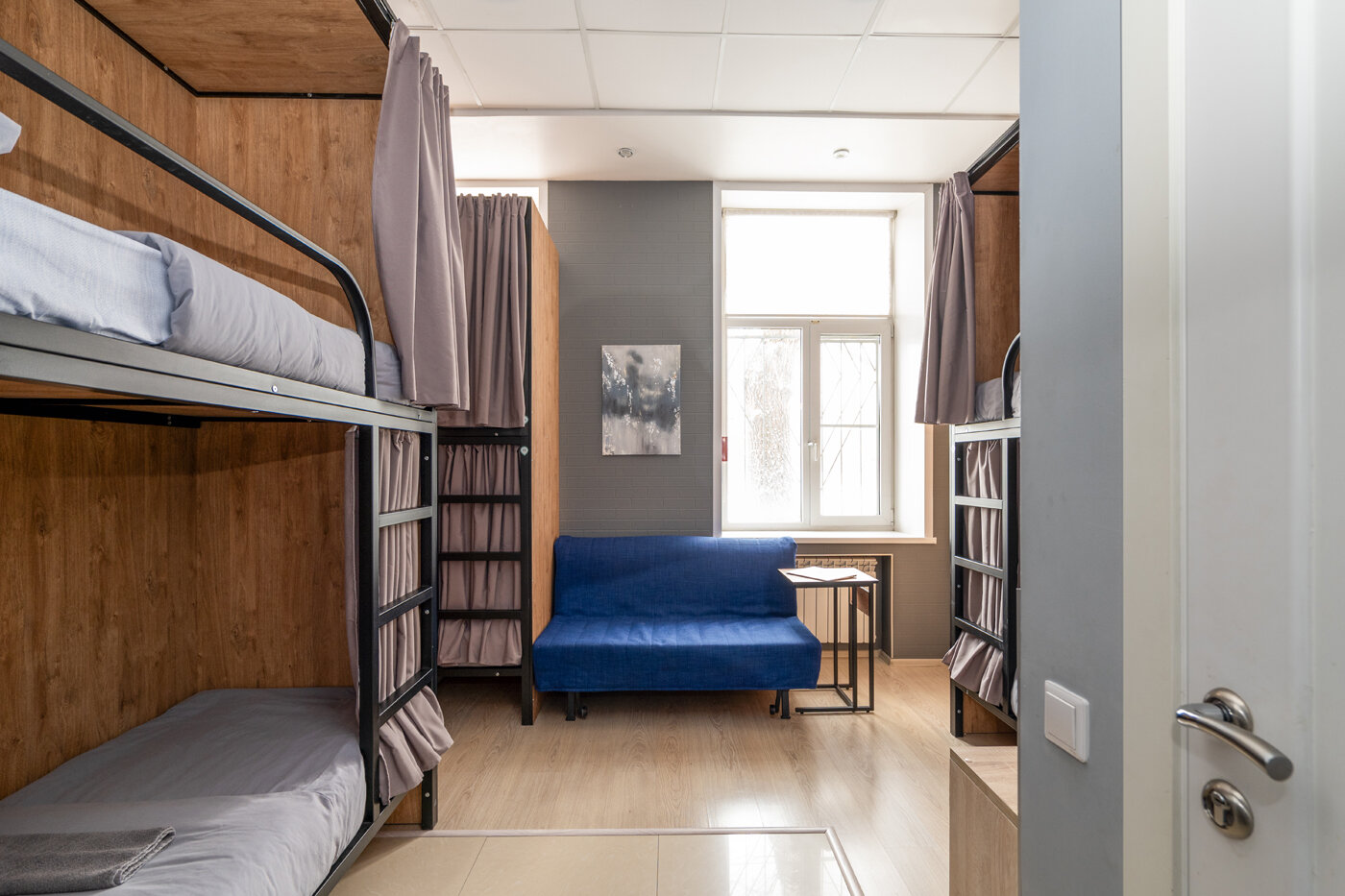 Спальное место на двухъярусной кровати в общем номере для женщин