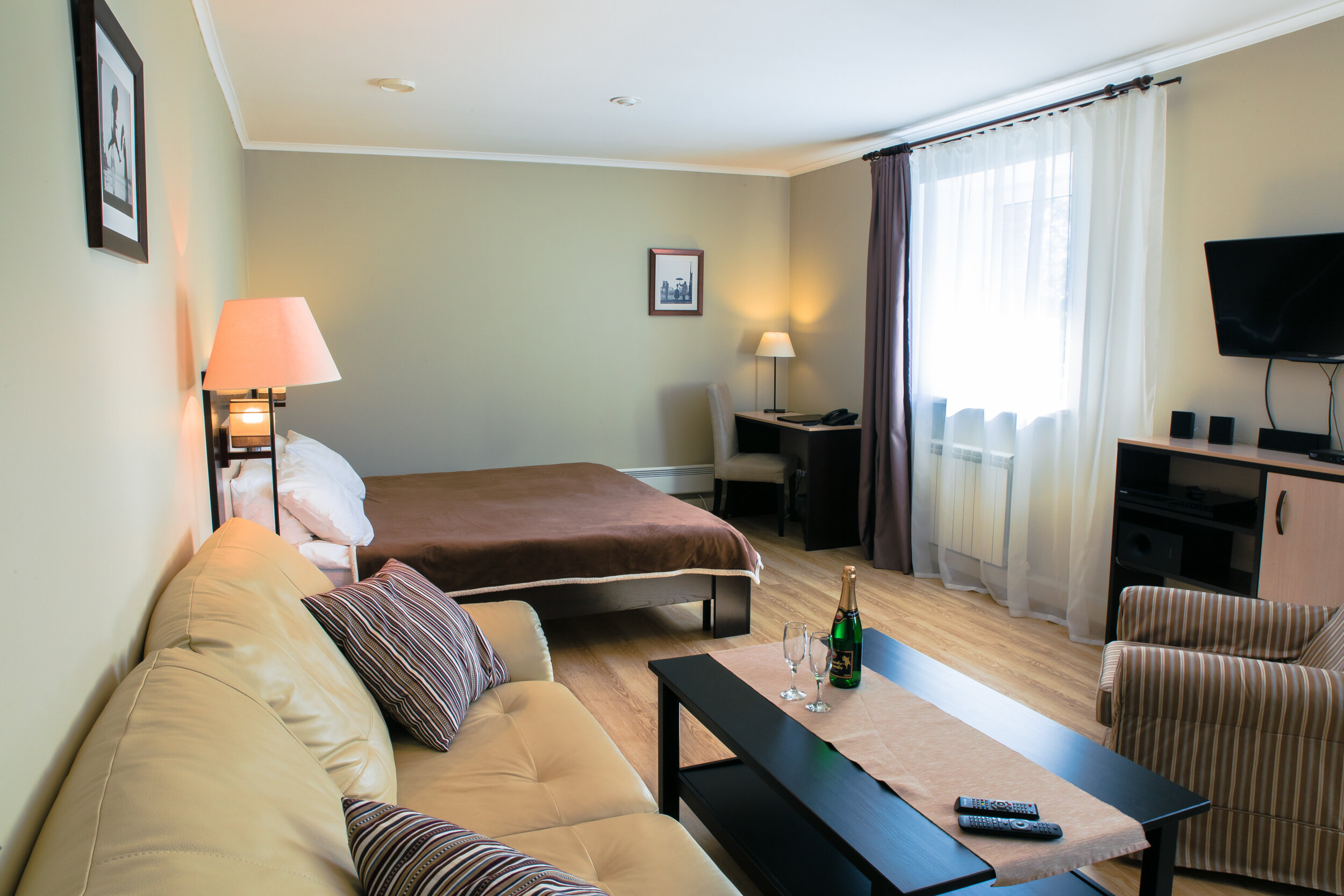 Номер-студия с кроватью размера "king-size" и диван-кроватью