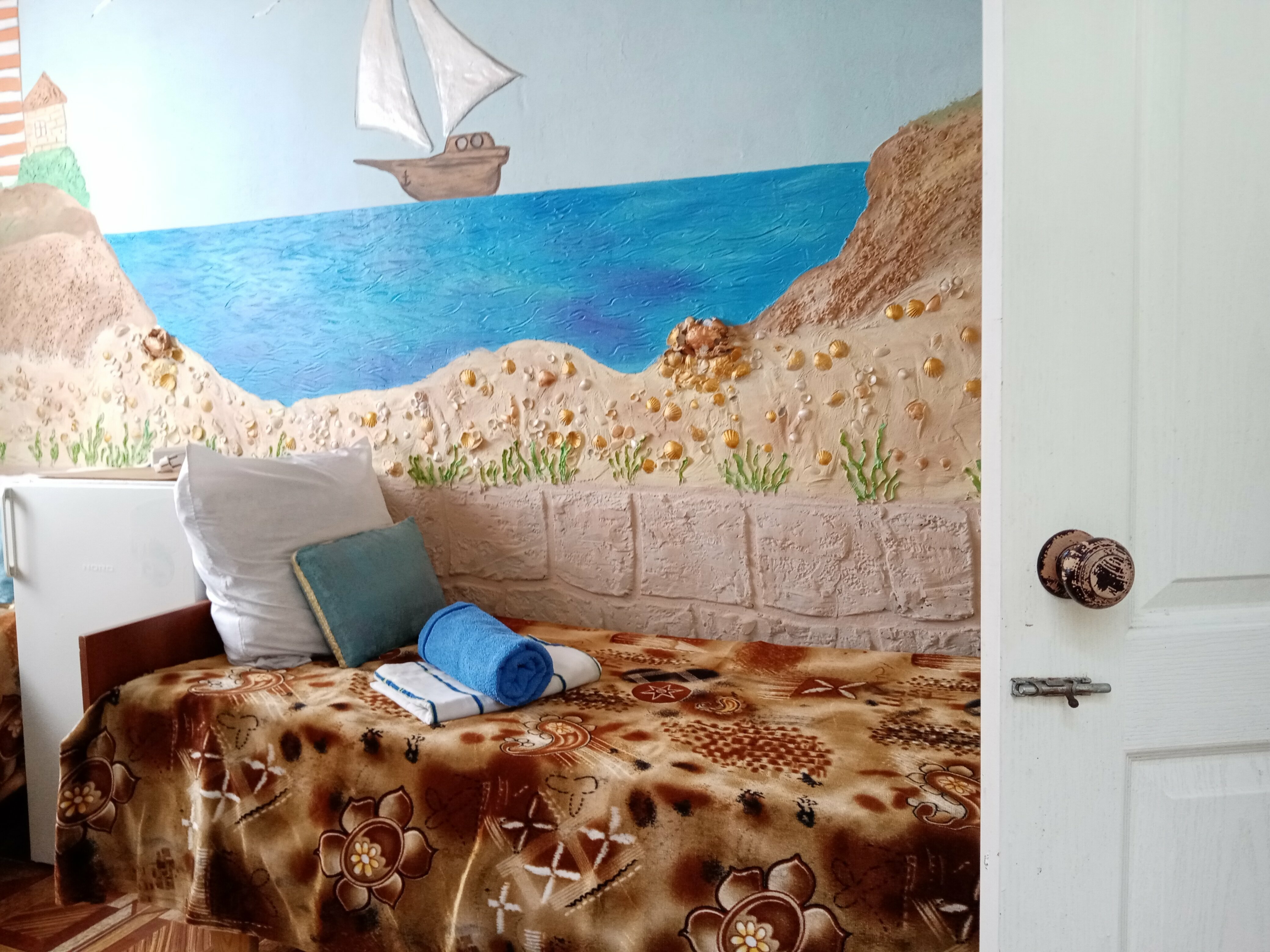 Небольшой двухместный номер с 2 отдельными кроватями