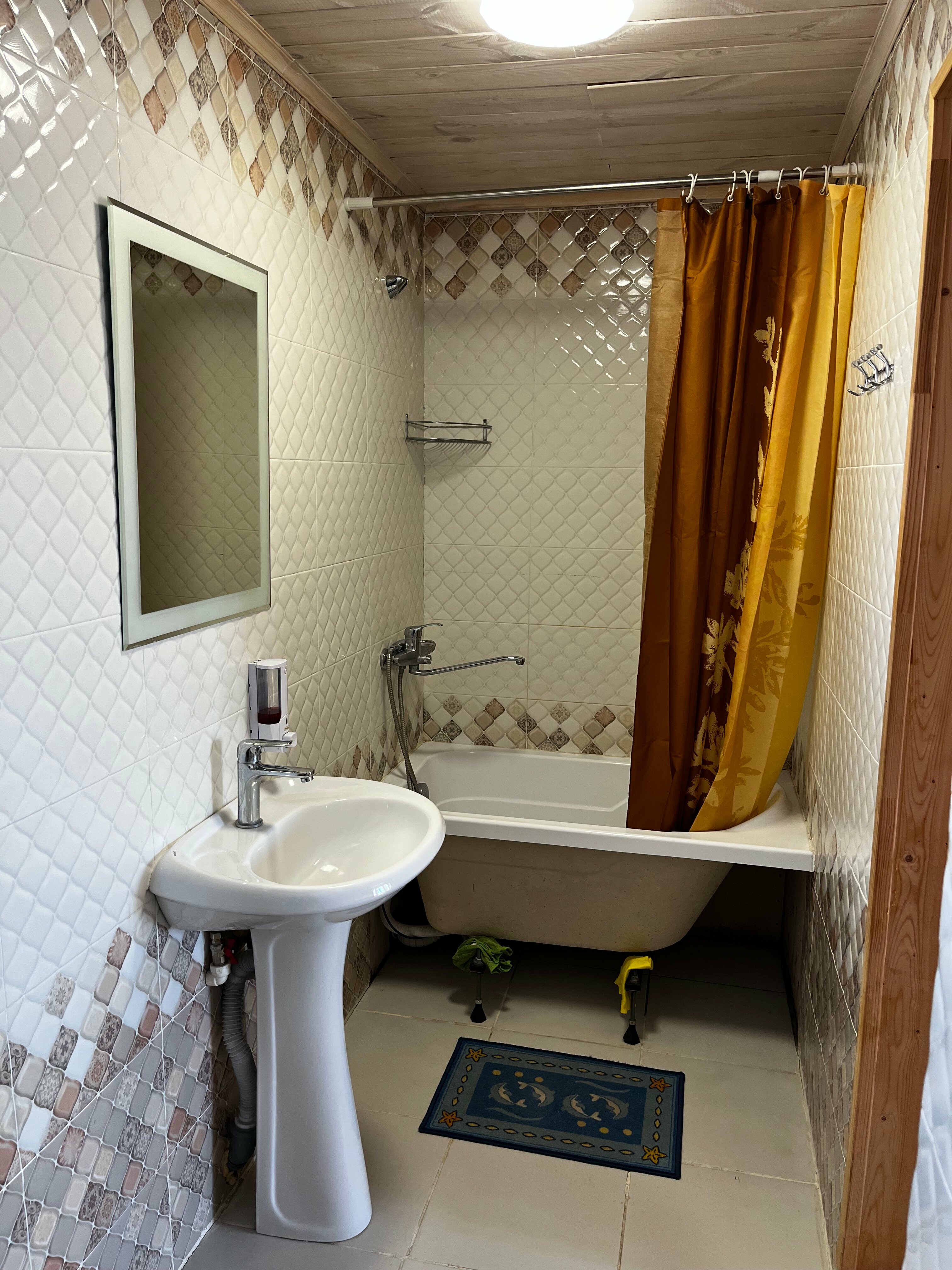 Трехместный номер «Комфорт» с душем