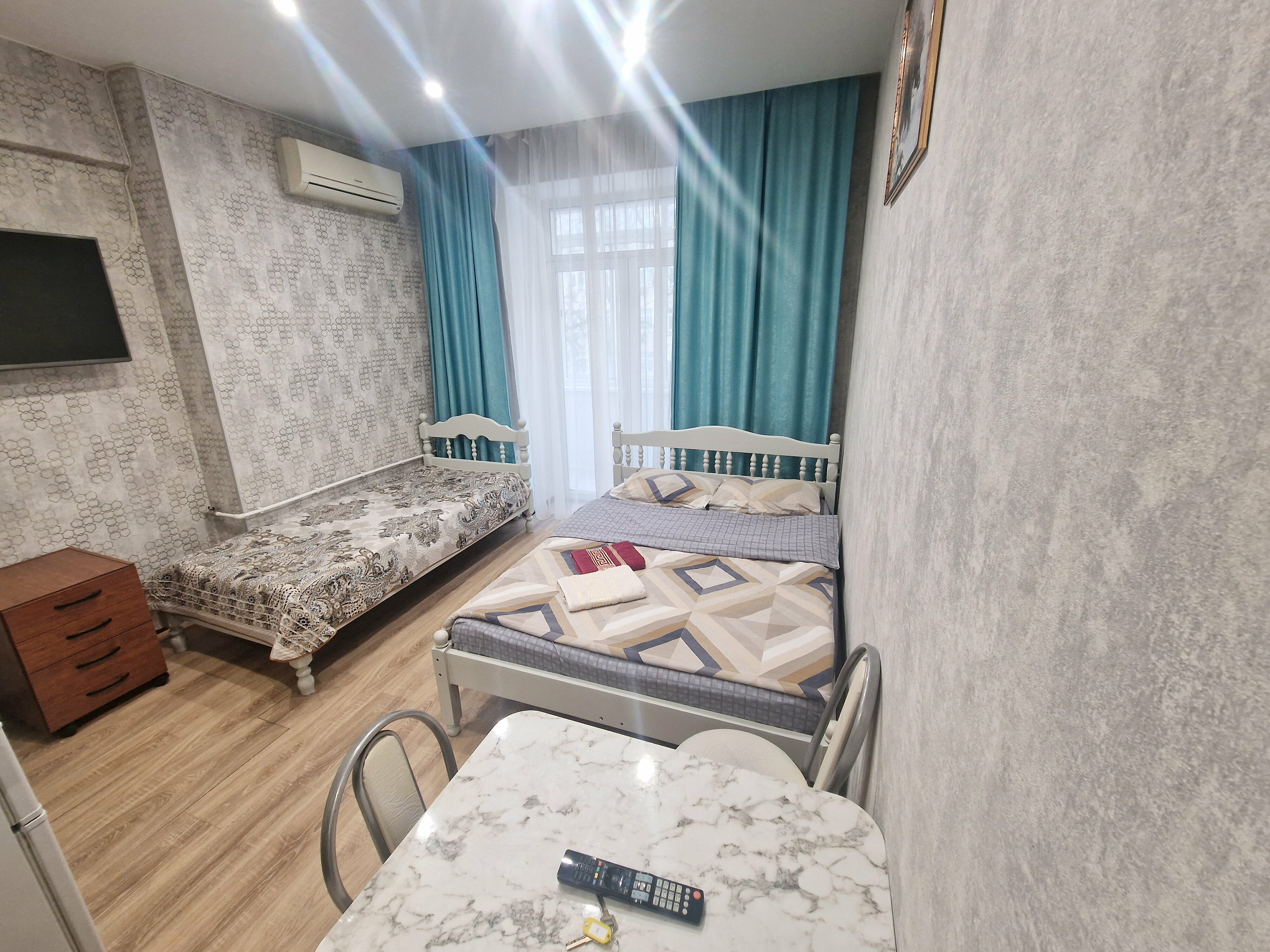 Трехместный номер с собственной ванной комнатой