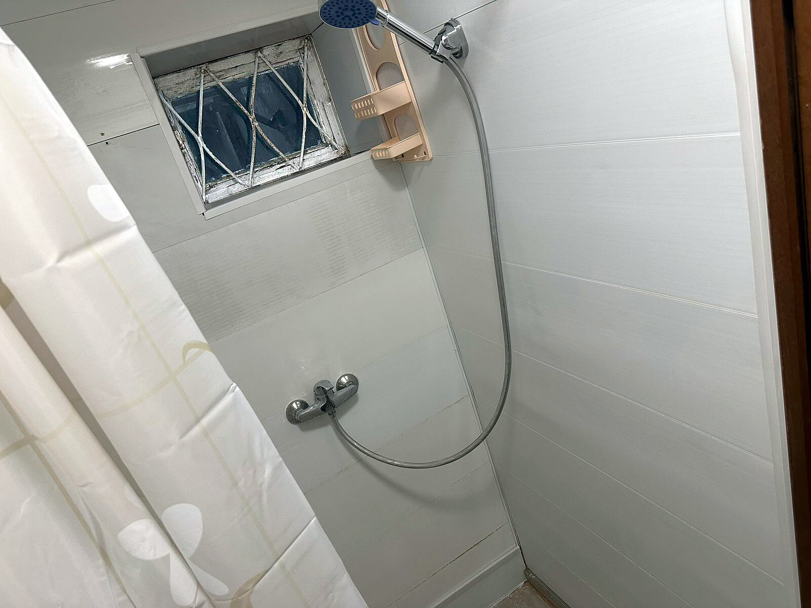 Кровать в общем номере для мужчин с 4 кроватями