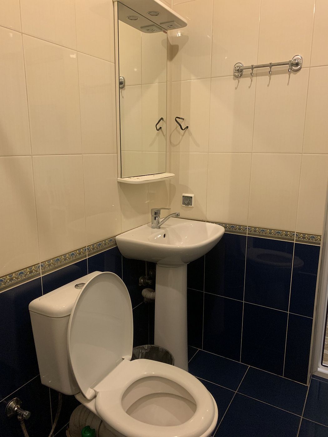 Бюджет без балкона с большим окном