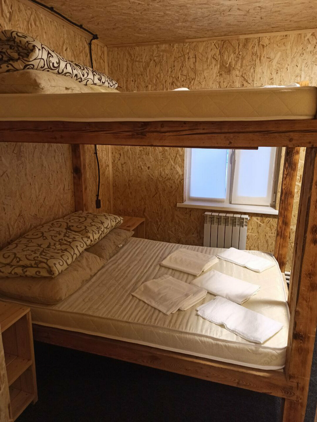 Спальное место на двухъярусной кровати в общем номере для мужчин и женщин