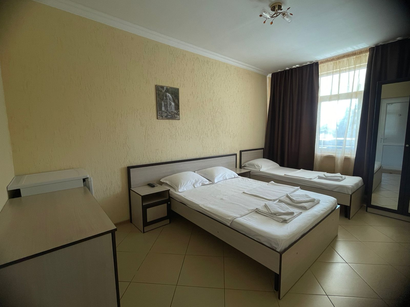 Трехместный номер «Комфорт» с душем