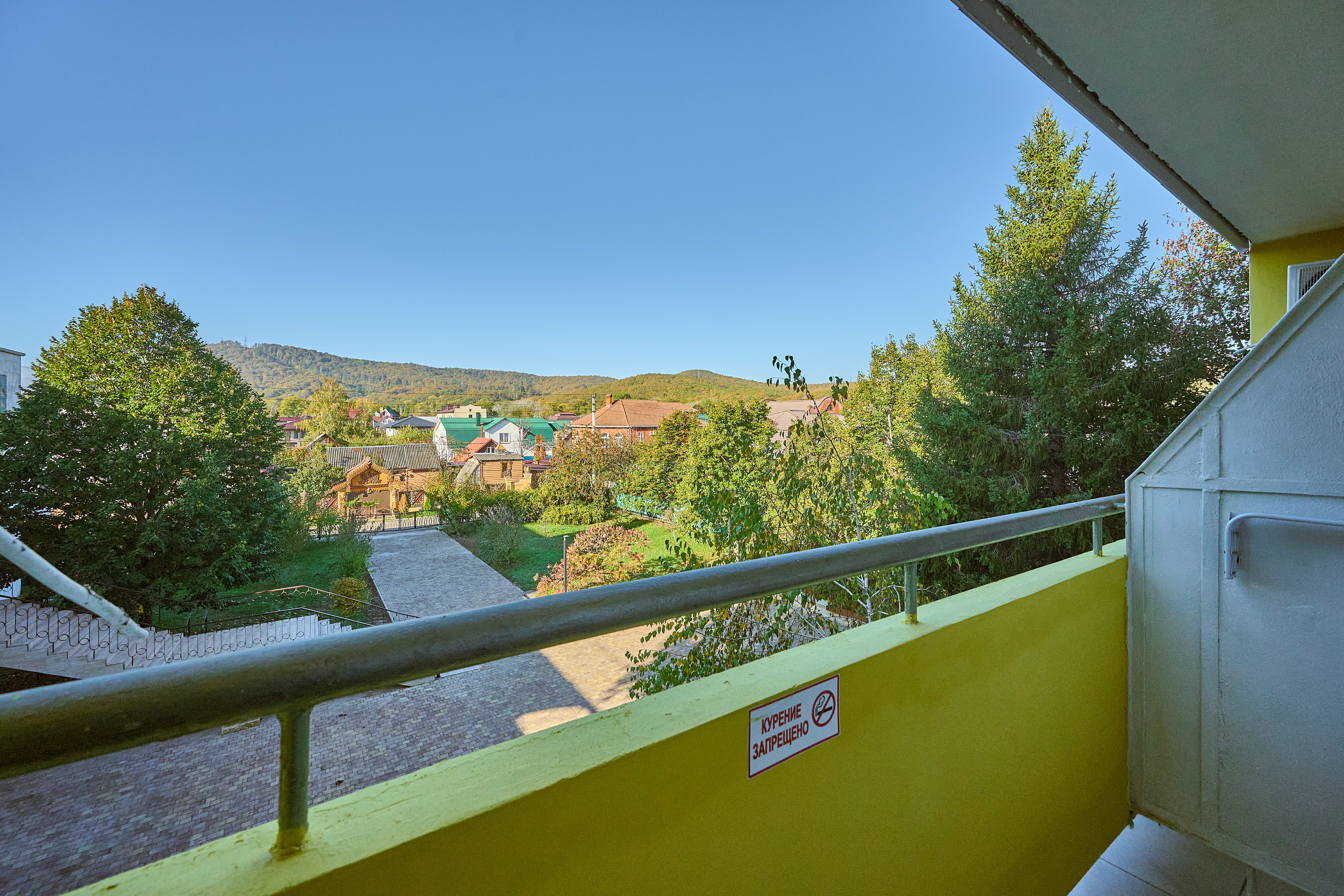 Небольшой двухместный номер с 2 отдельными кроватями