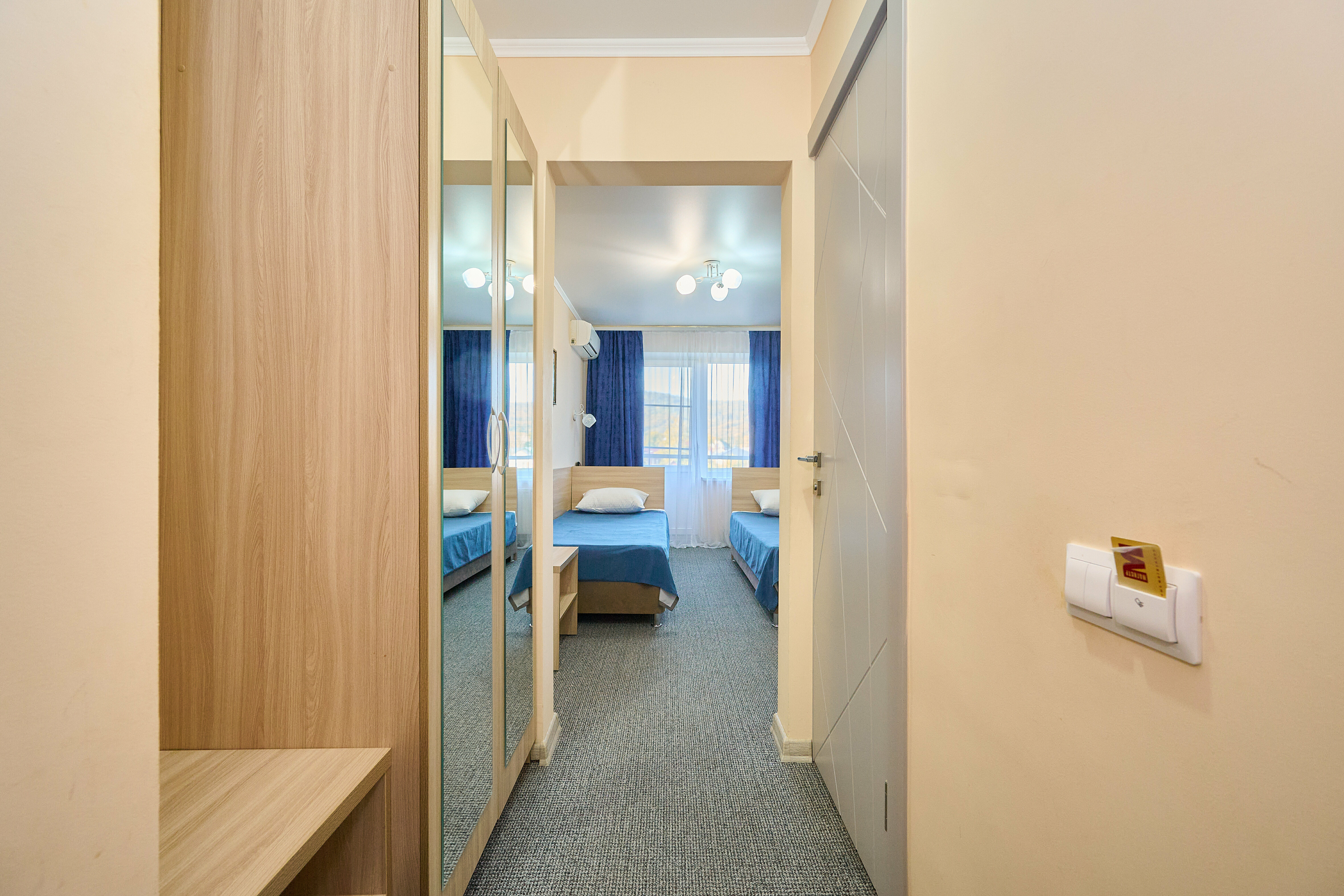 Небольшой двухместный номер с 2 отдельными кроватями