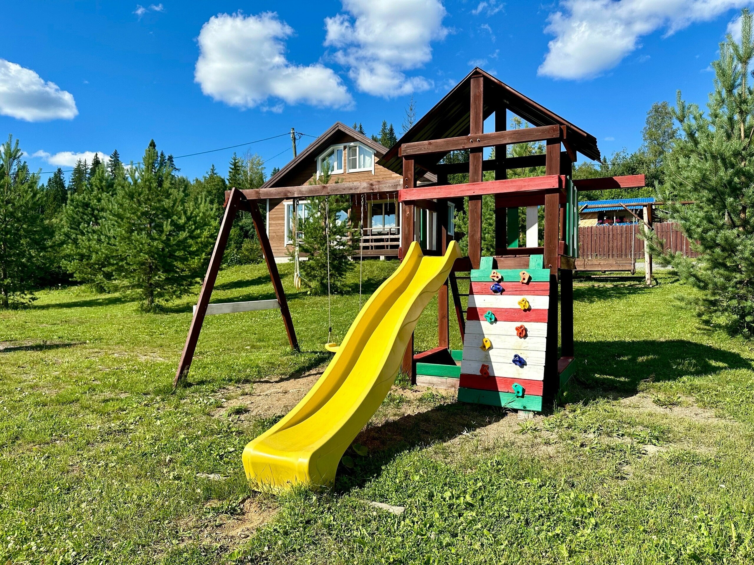 Коттедж на 6 человек с 2 спальнями и сауной. 