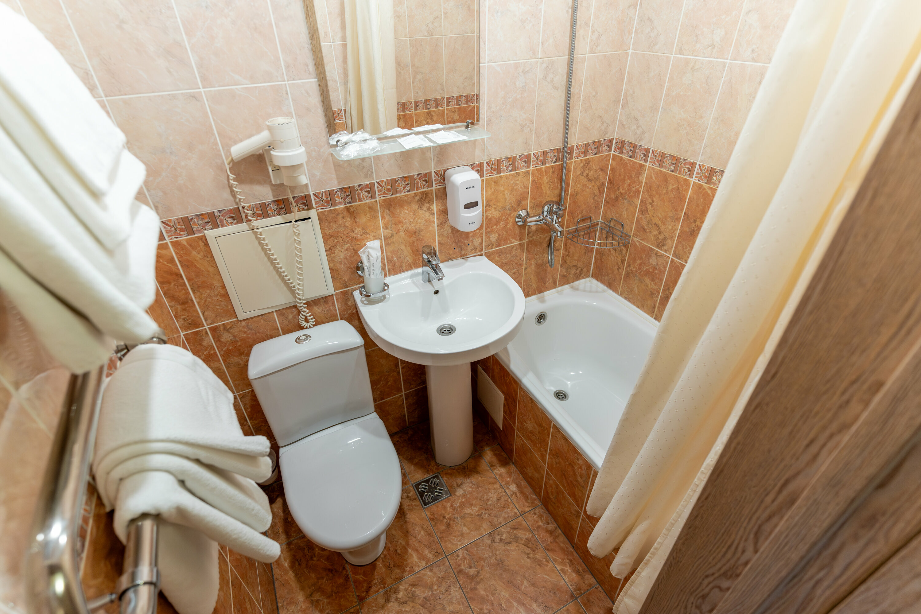 Стандартный двухместный номер с 2 отдельными кроватями и общей ванной комнатой