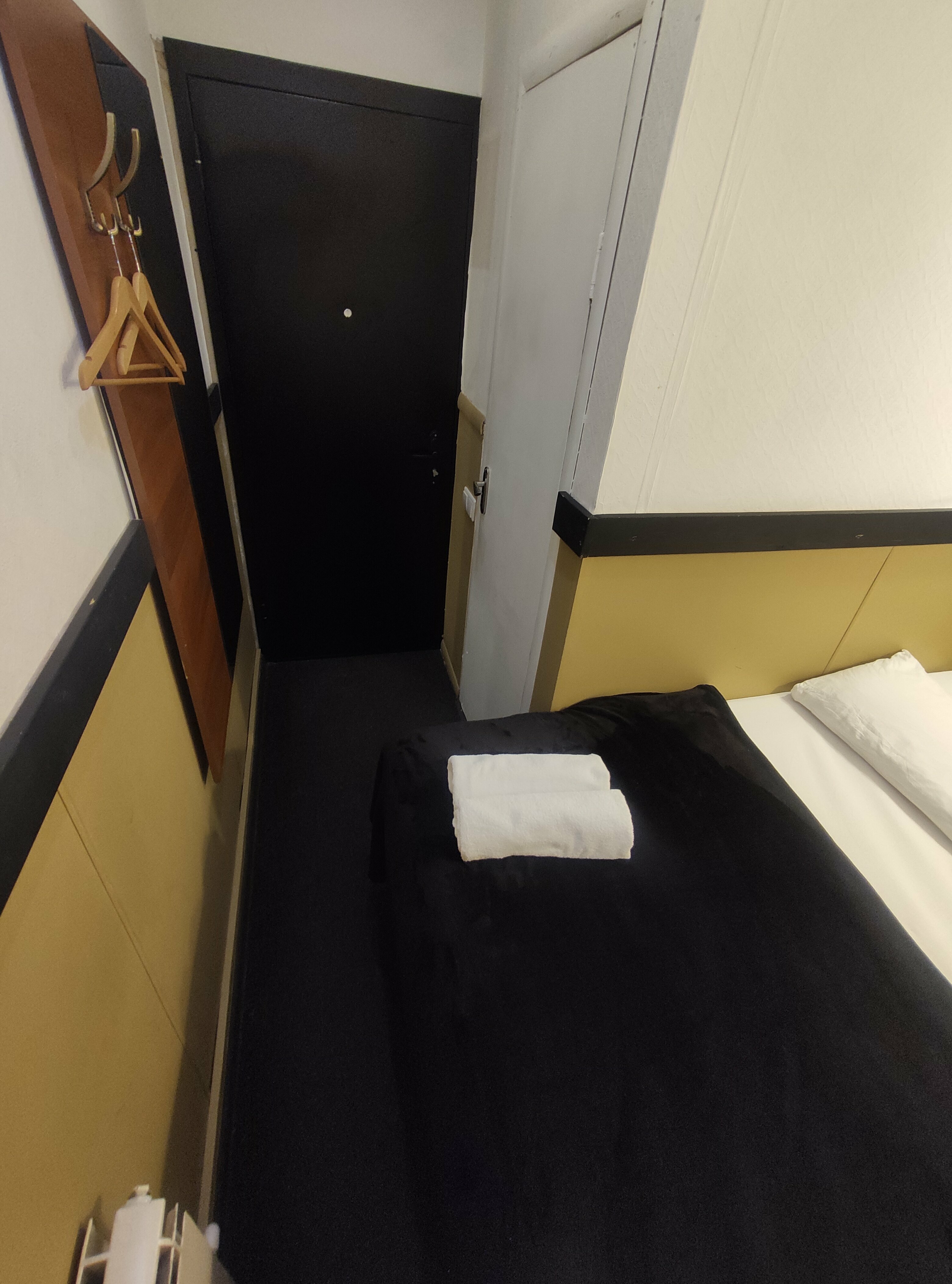 Небольшой двухместный номер с двуспальной кроватью и телевизором первый этаж