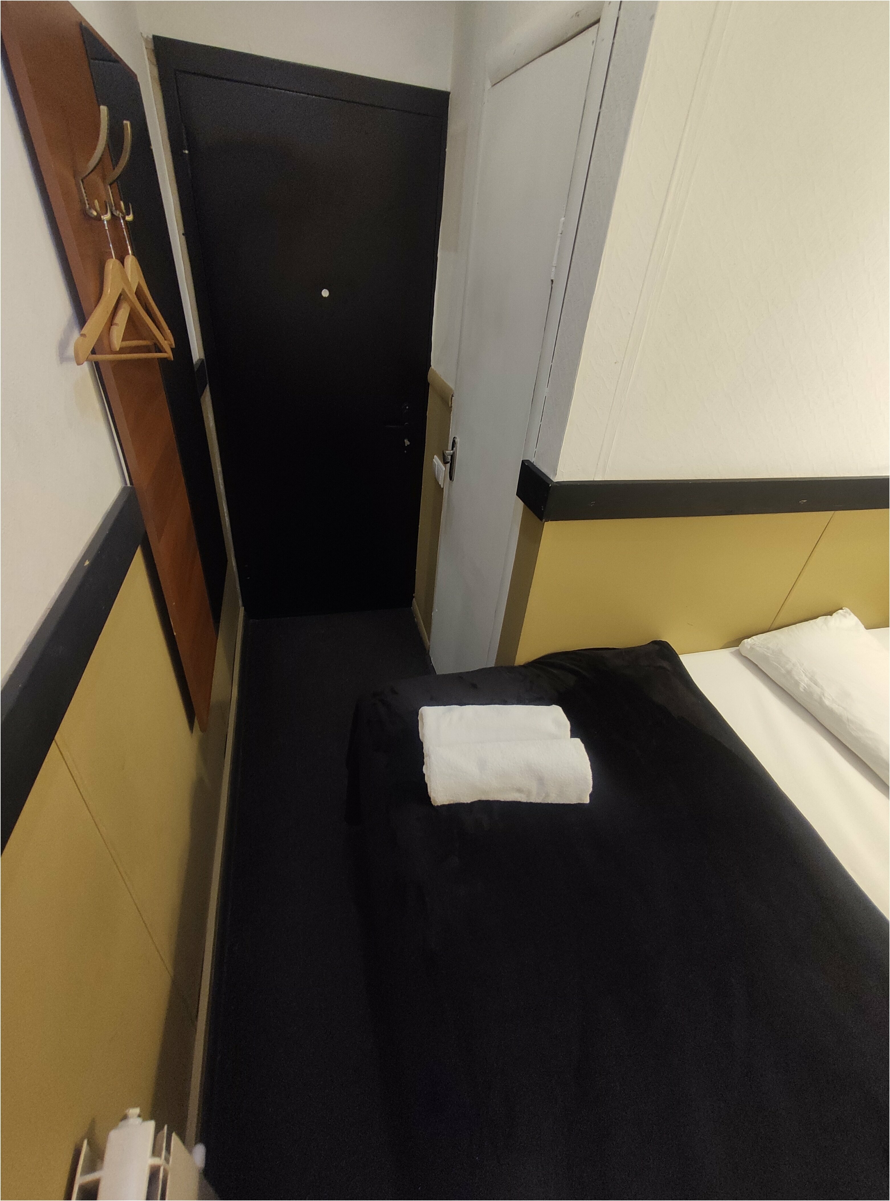 Небольшой двухместный номер с двуспальной кроватью и телевизором первый этаж