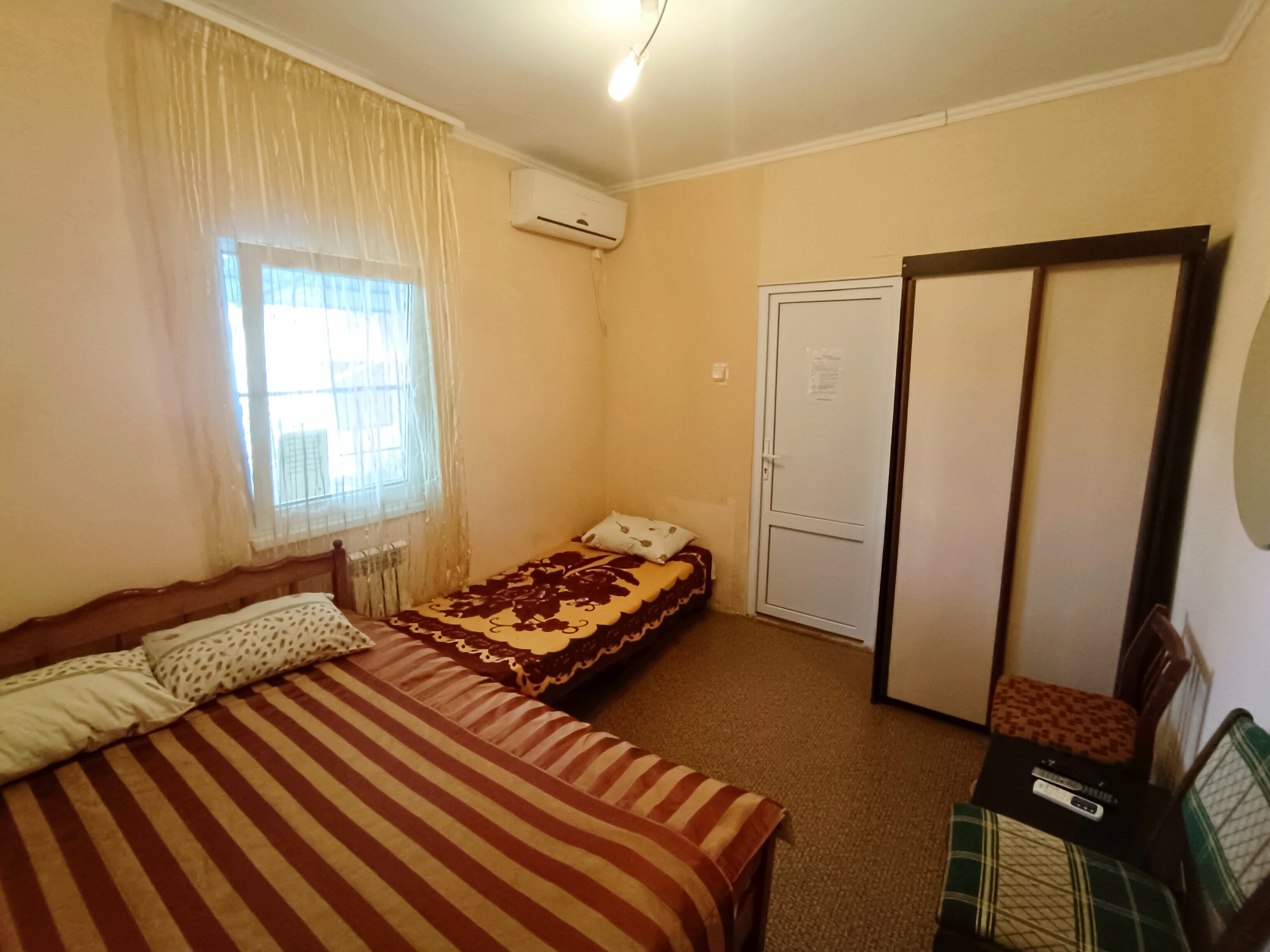 Трехместный номер с общей ванной комнатой