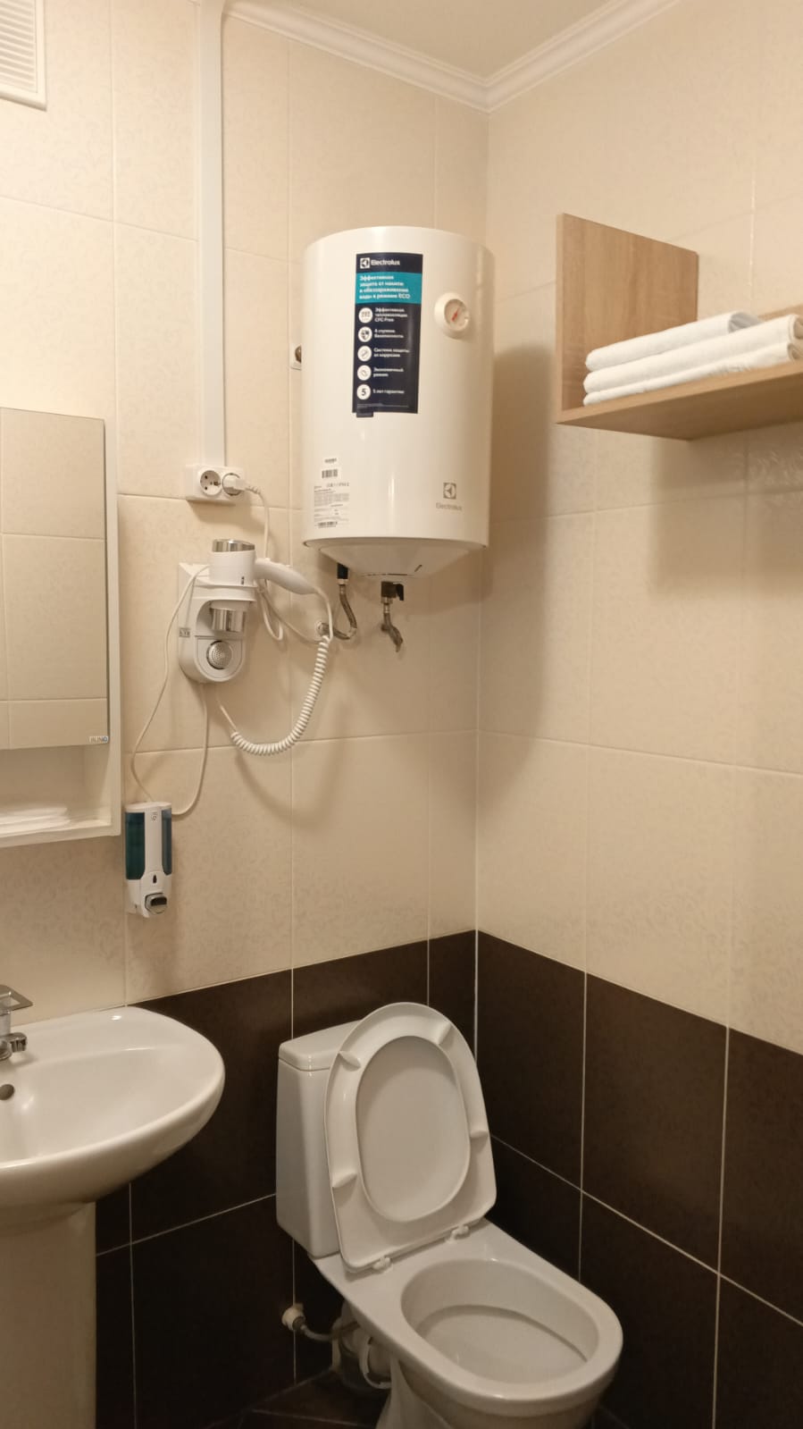 Двухместный номер с двуспальной кроватью и дополнительной кроватью