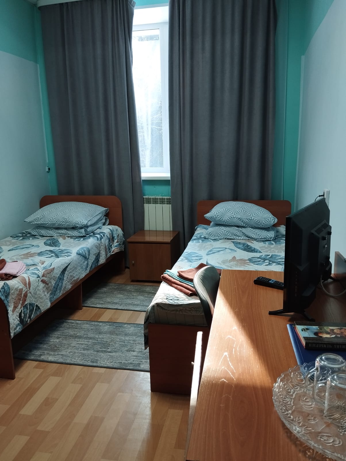 Стандартный двухместный номер с 2 отдельными кроватями и общей ванной комнатой