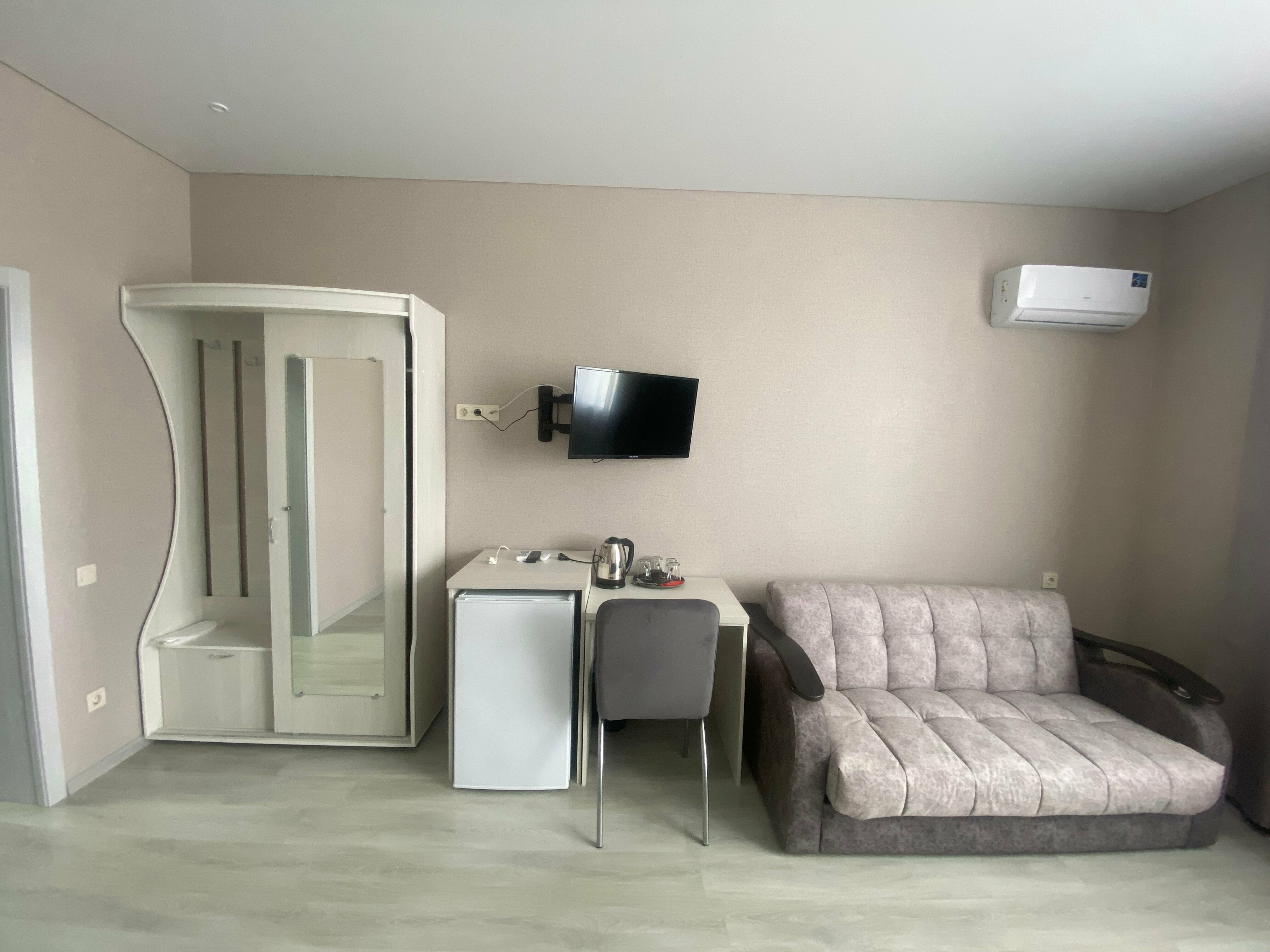 Двухместный номер с двуспальной кроватью и диваном