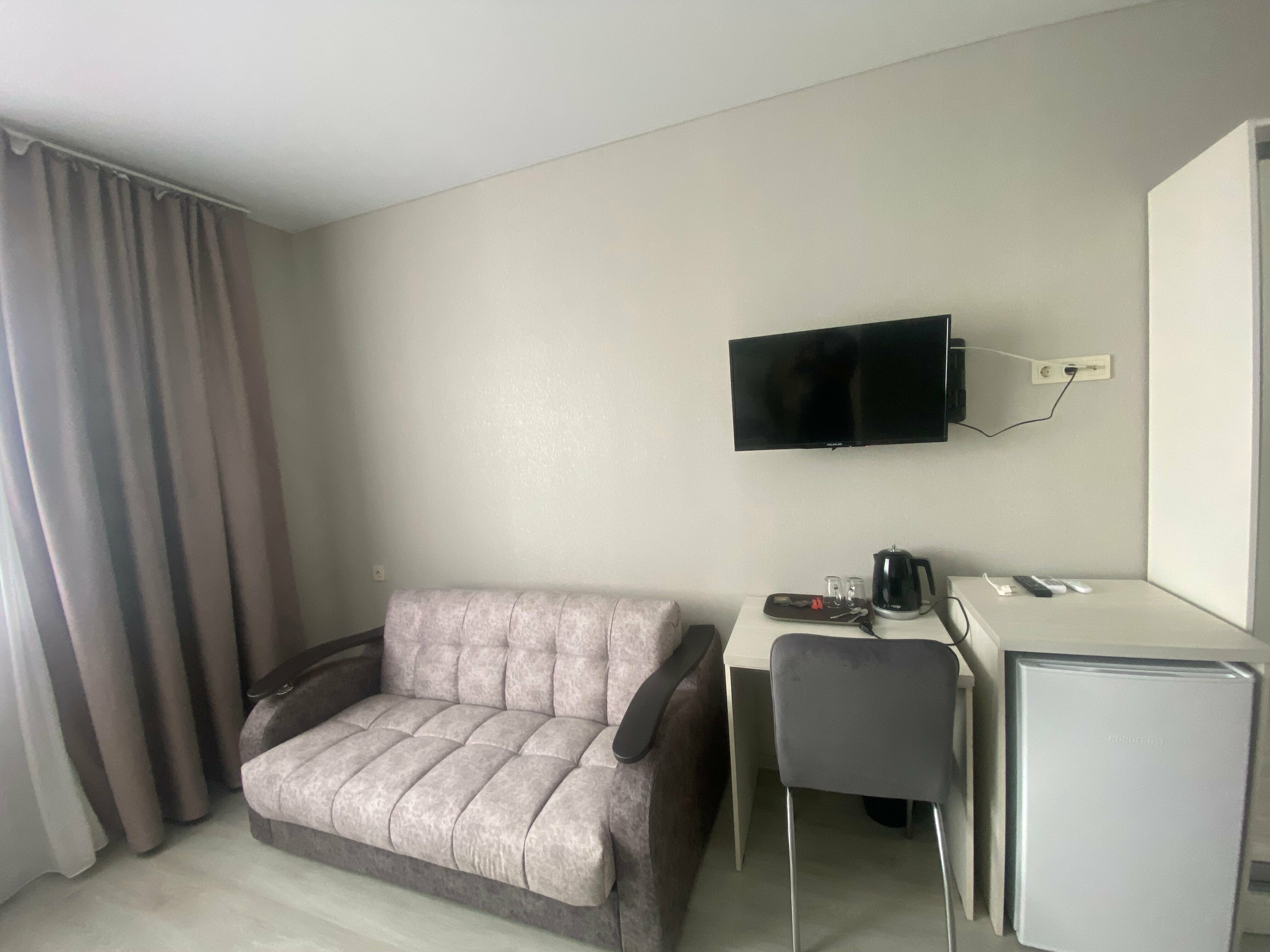 Улучшенный двухместный номер с двуспальной кроватью и диваном