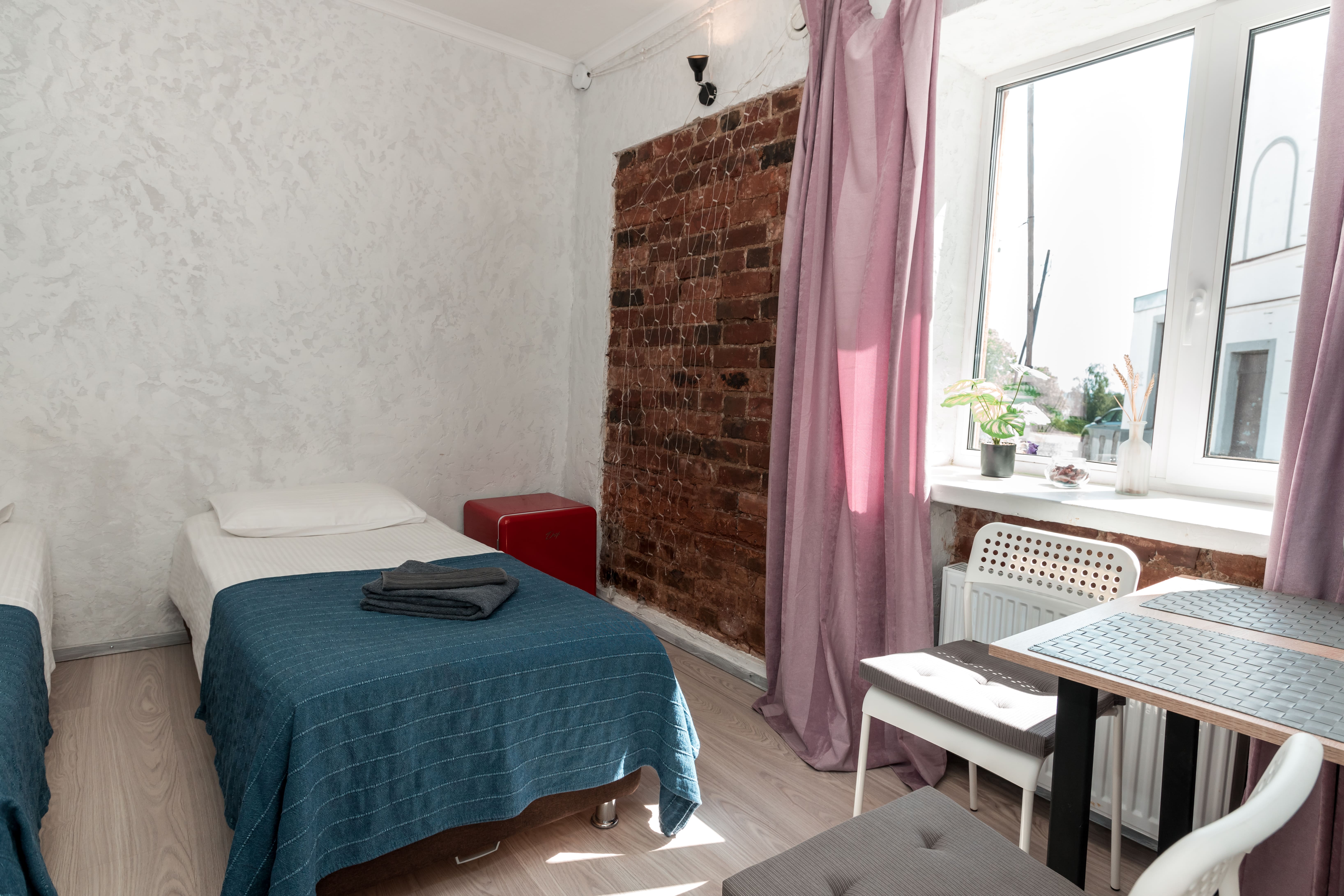 Небольшой двухместный номер с 2 отдельными кроватями