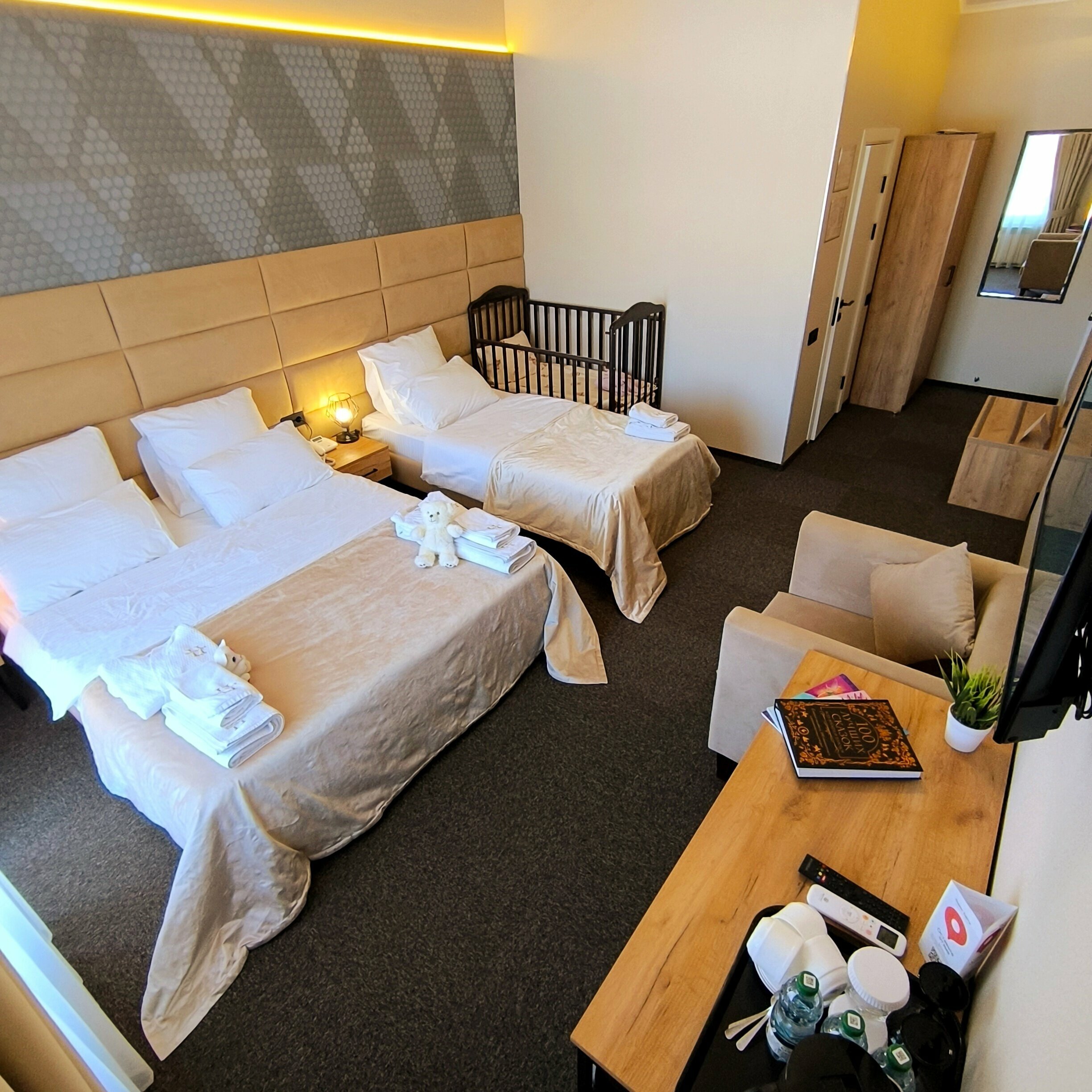 Трехместный номер с видом на озеро