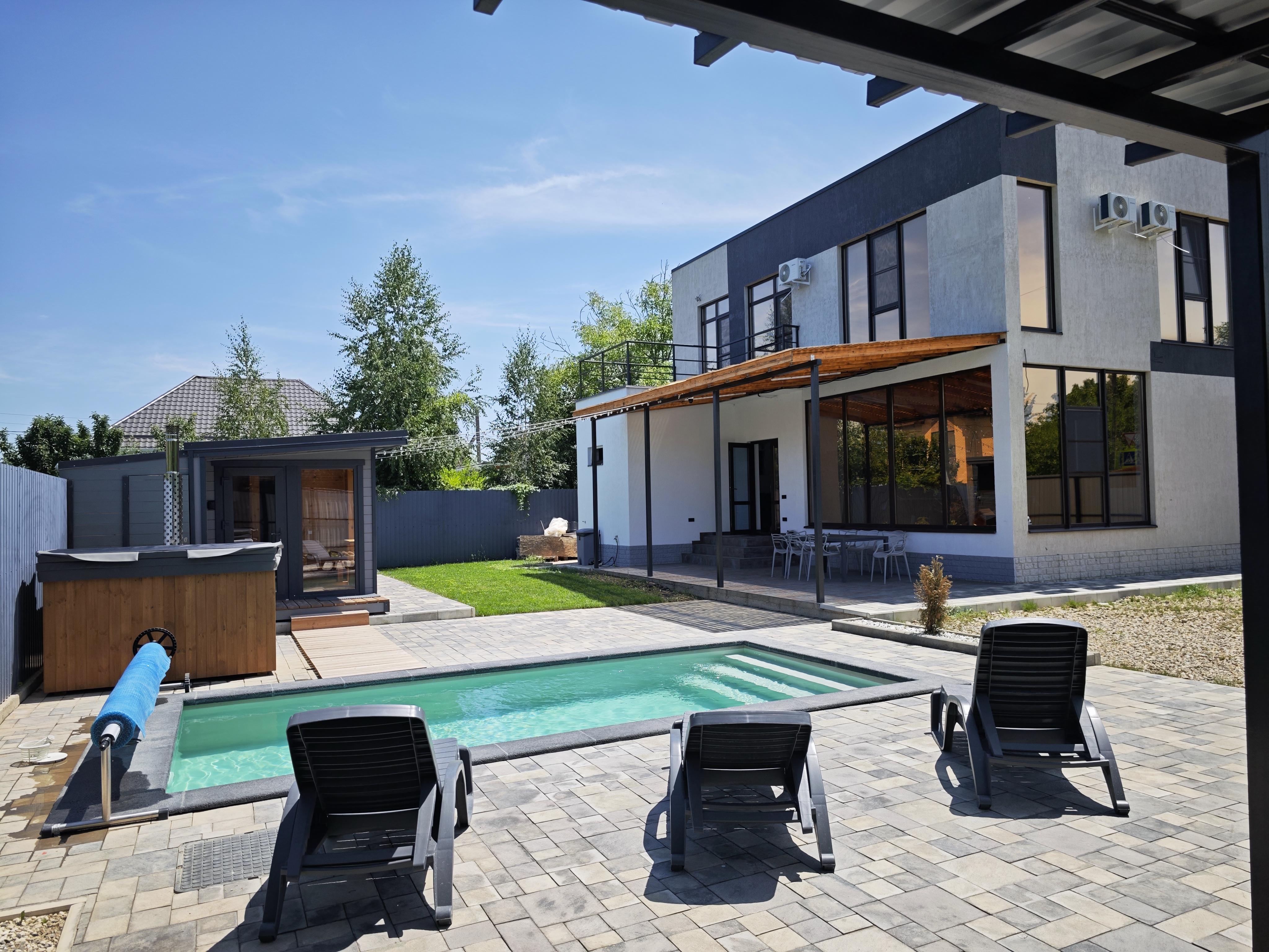 Дом с собственным бассейном