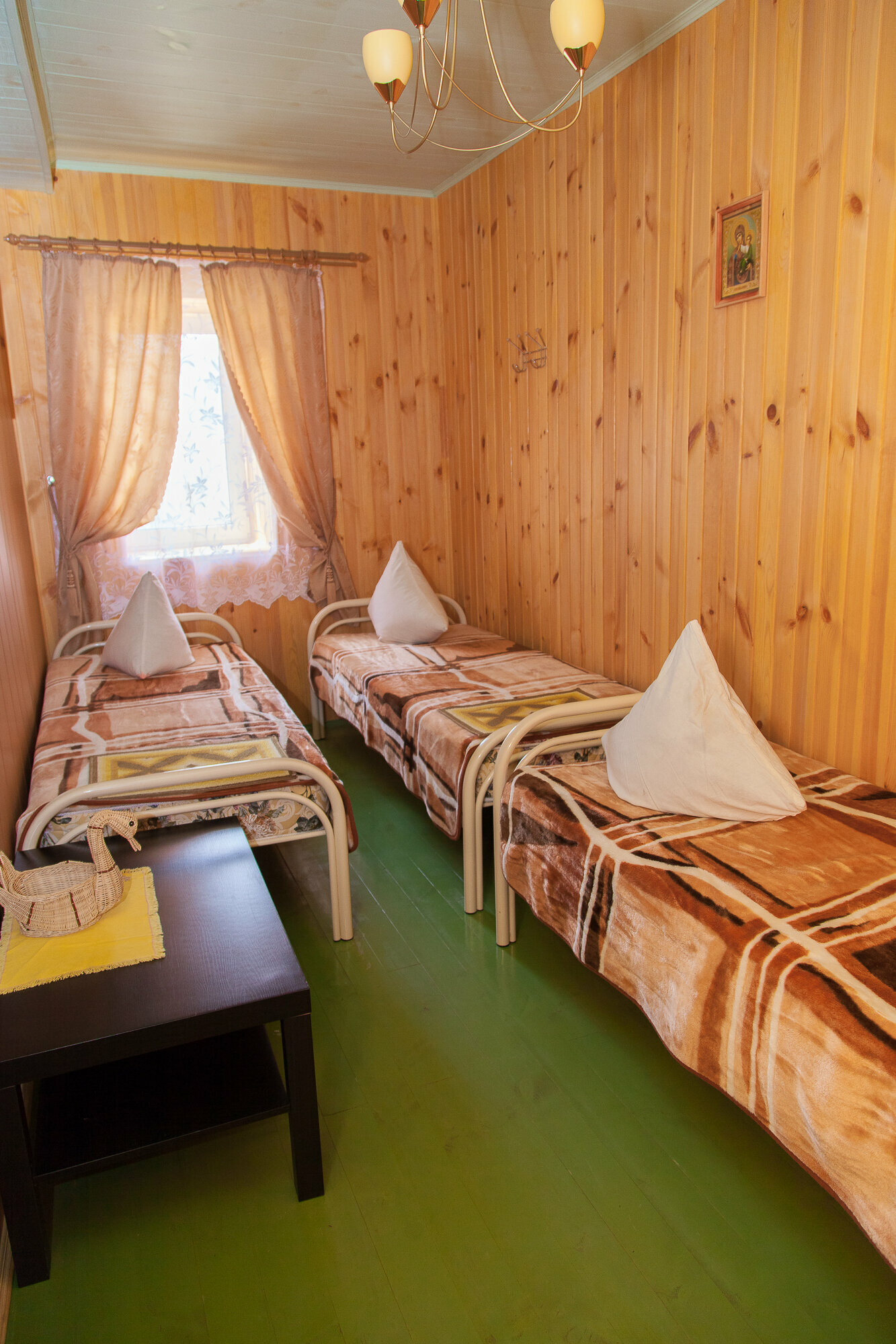 Четырехместный номер с общей ванной комнатой