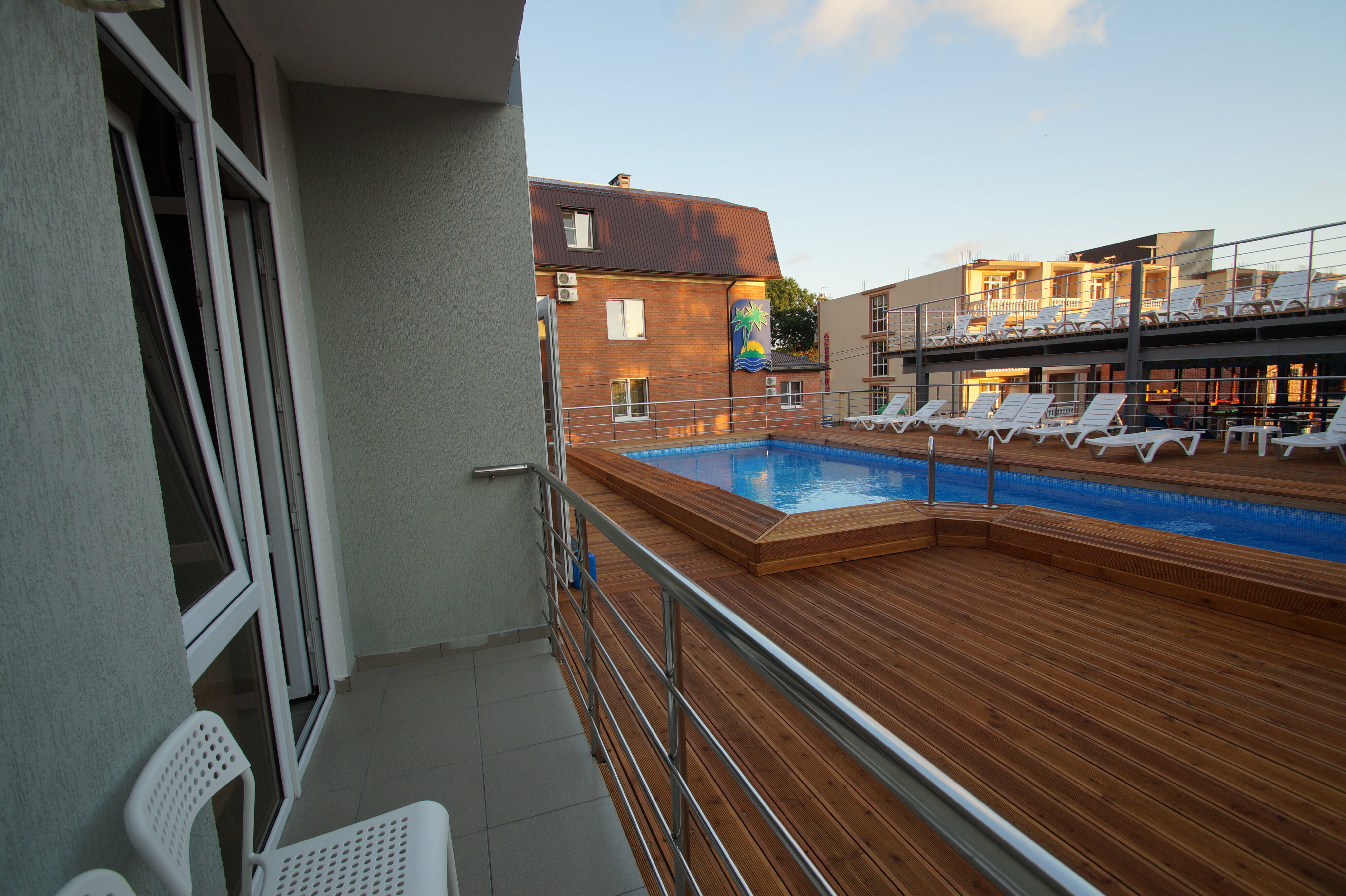 Стандартный 2х-местный с диваном и видом на бассейн