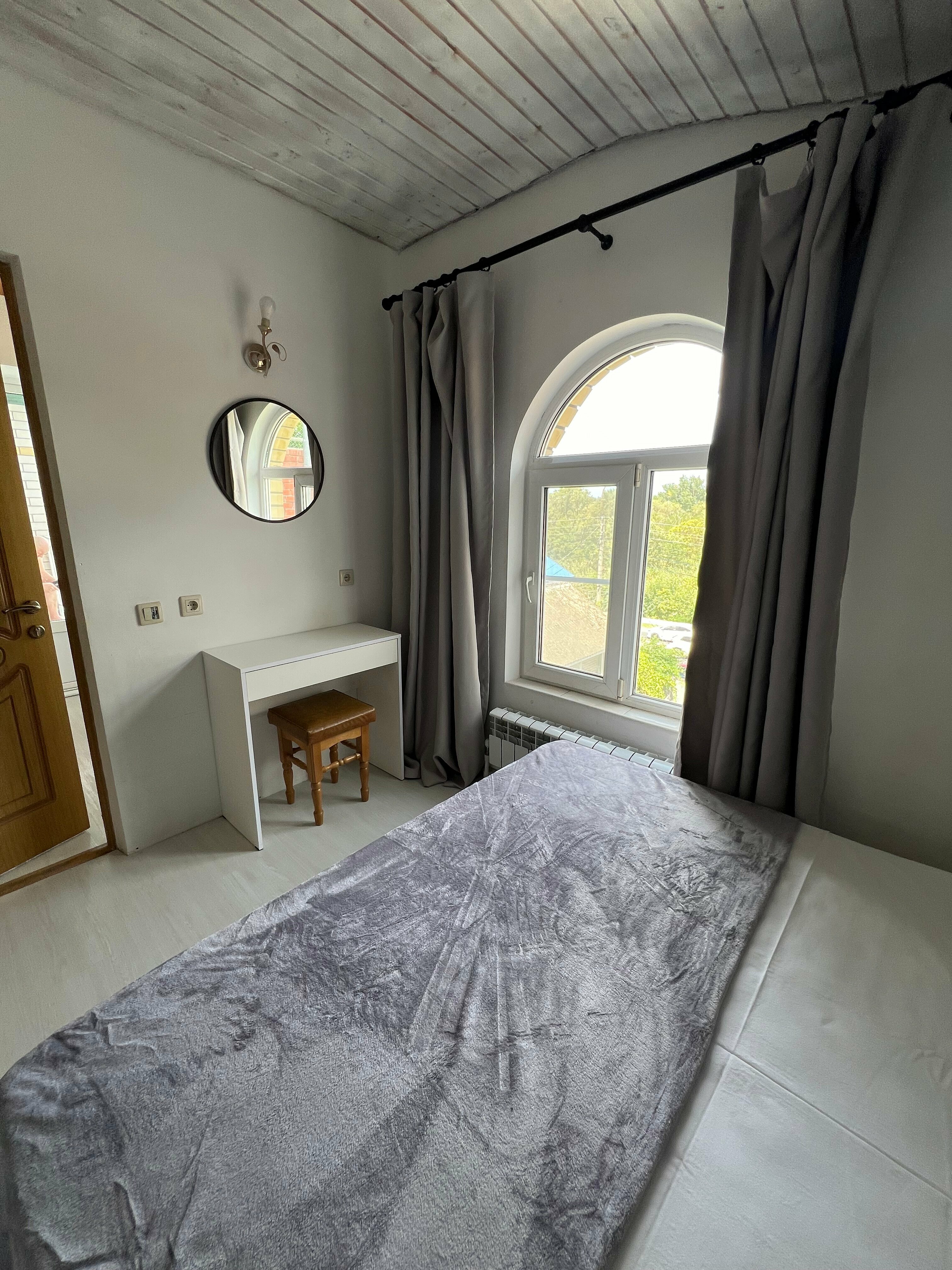 Трехместный номер эконом-класса с общей ванной комнатой