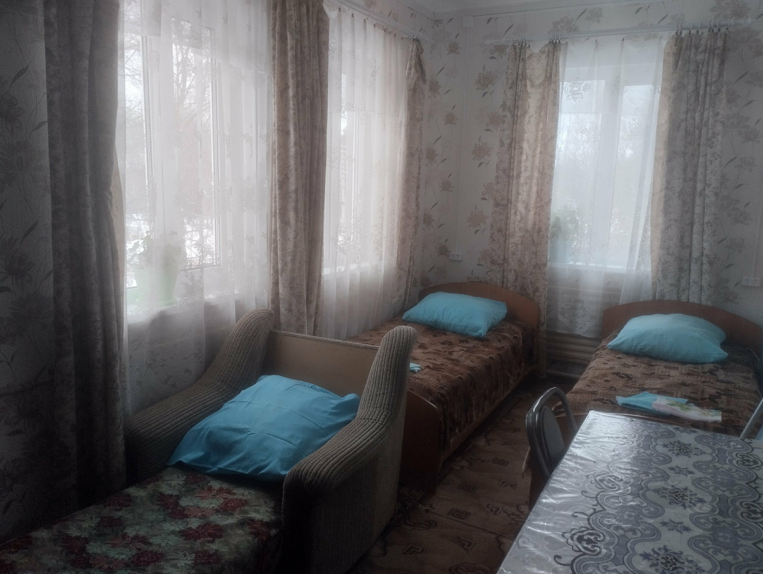 Двухместный номер с 2 отдельными кроватями и общей ванной комнатой