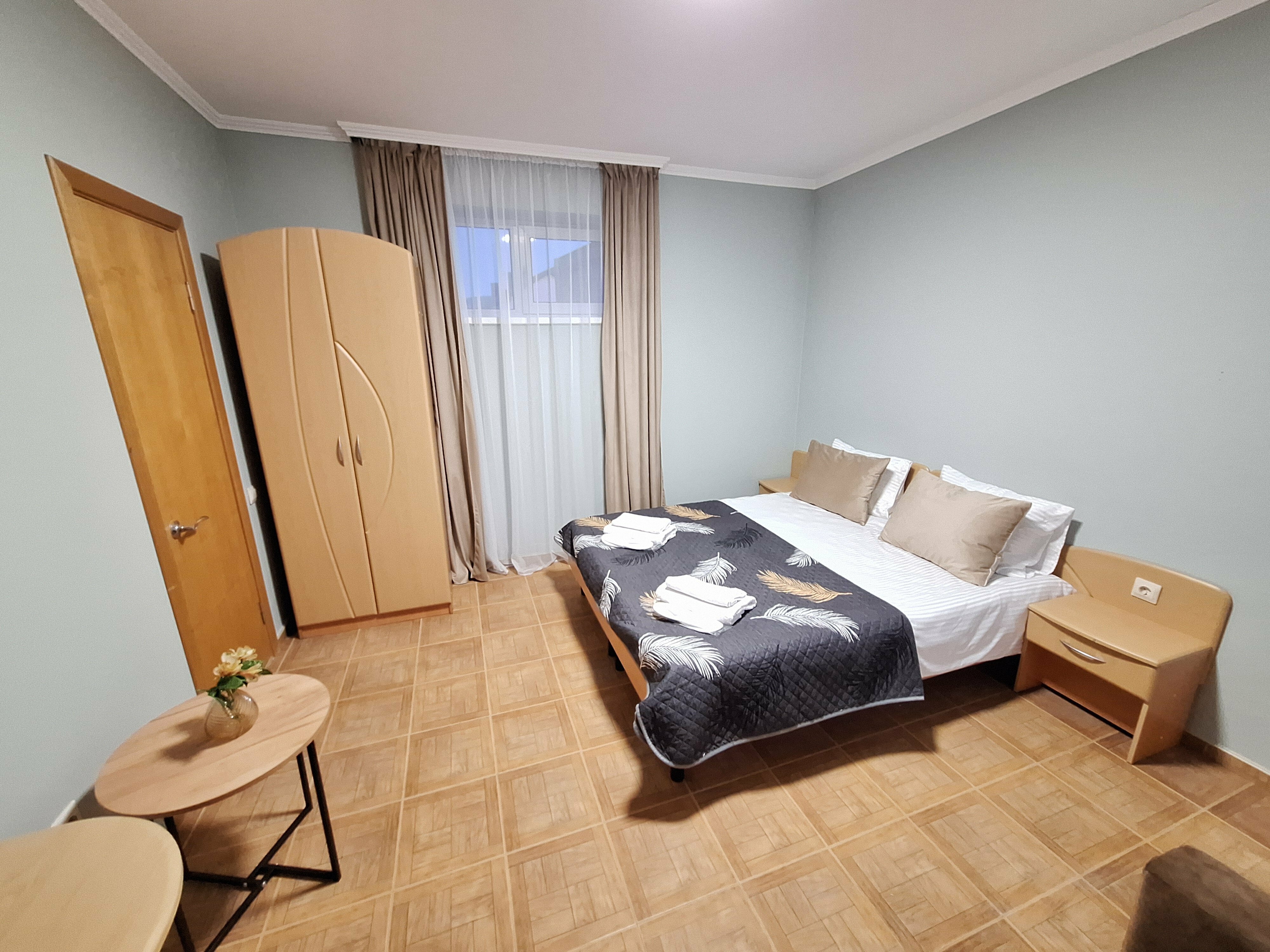 «УЮТНЫЙ» СТАНДАРТНЫЙ ТРЕХМЕСТНЫЙ НОМЕР С  ДВУСПАЛЬНОЙ КРОВАТЬЮ,  ОДНОМЕСТНЫМ ДИВАН