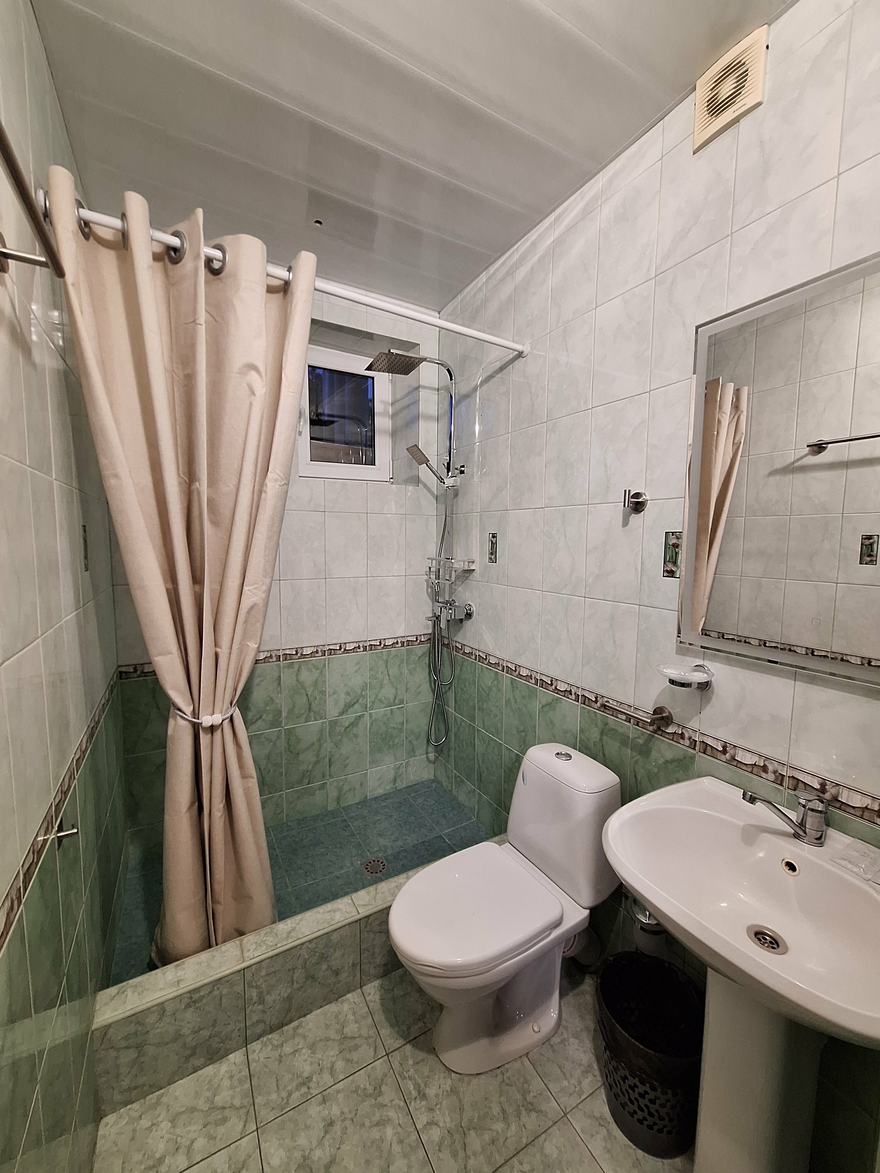 «УЮТНЫЙ» СТАНДАРТНЫЙ ТРЕХМЕСТНЫЙ НОМЕР С  ДВУСПАЛЬНОЙ КРОВАТЬЮ,  ОДНОМЕСТНЫМ ДИВАН