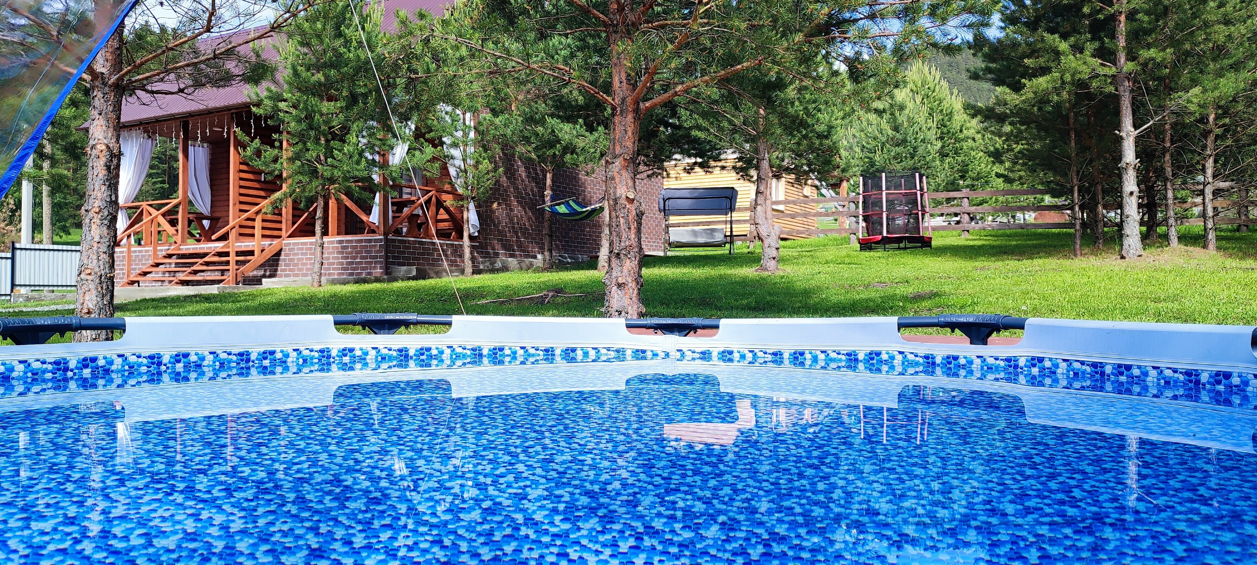 Трехместный номер с видом на горы