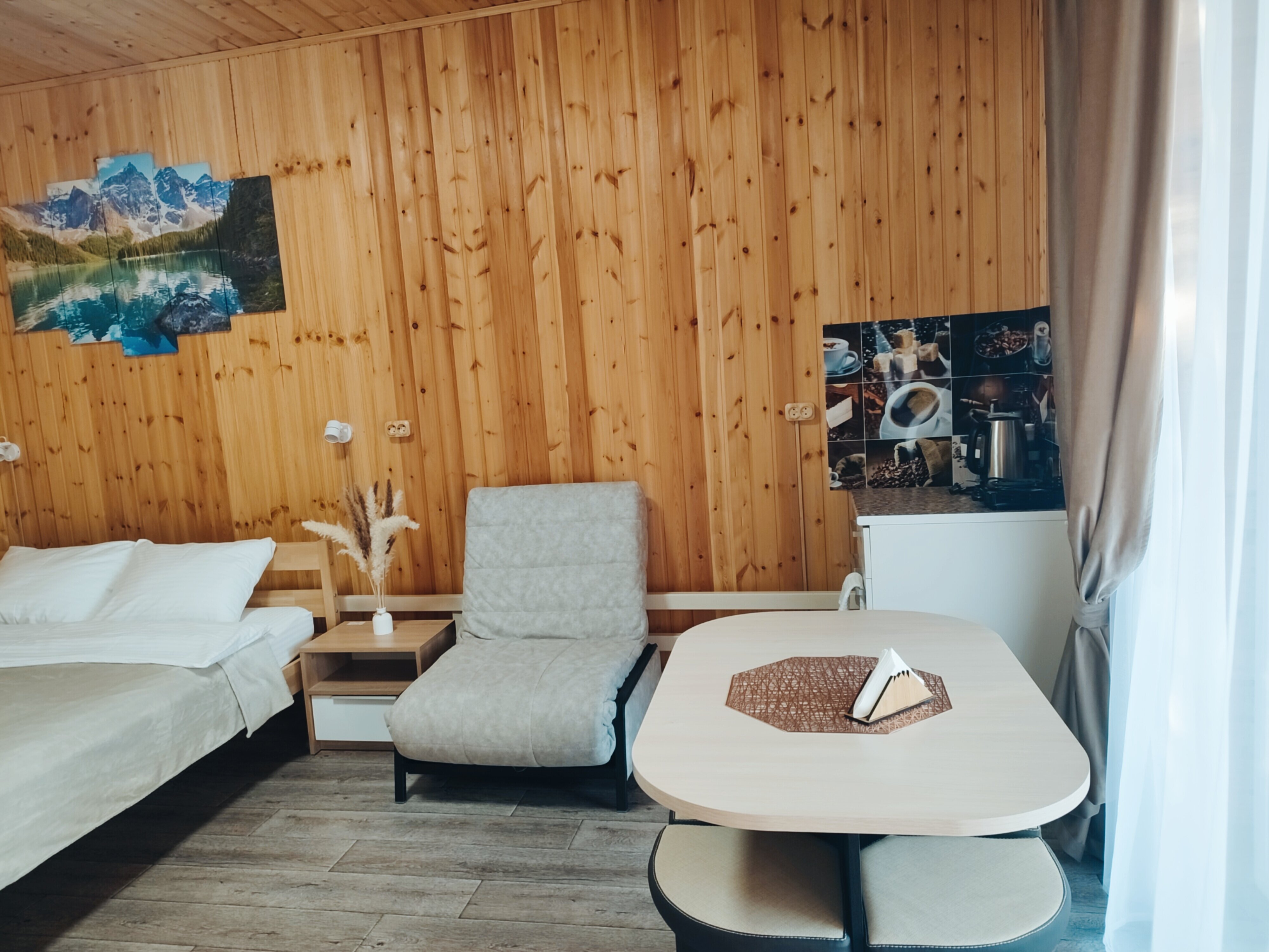 Трехместный номер с видом на горы