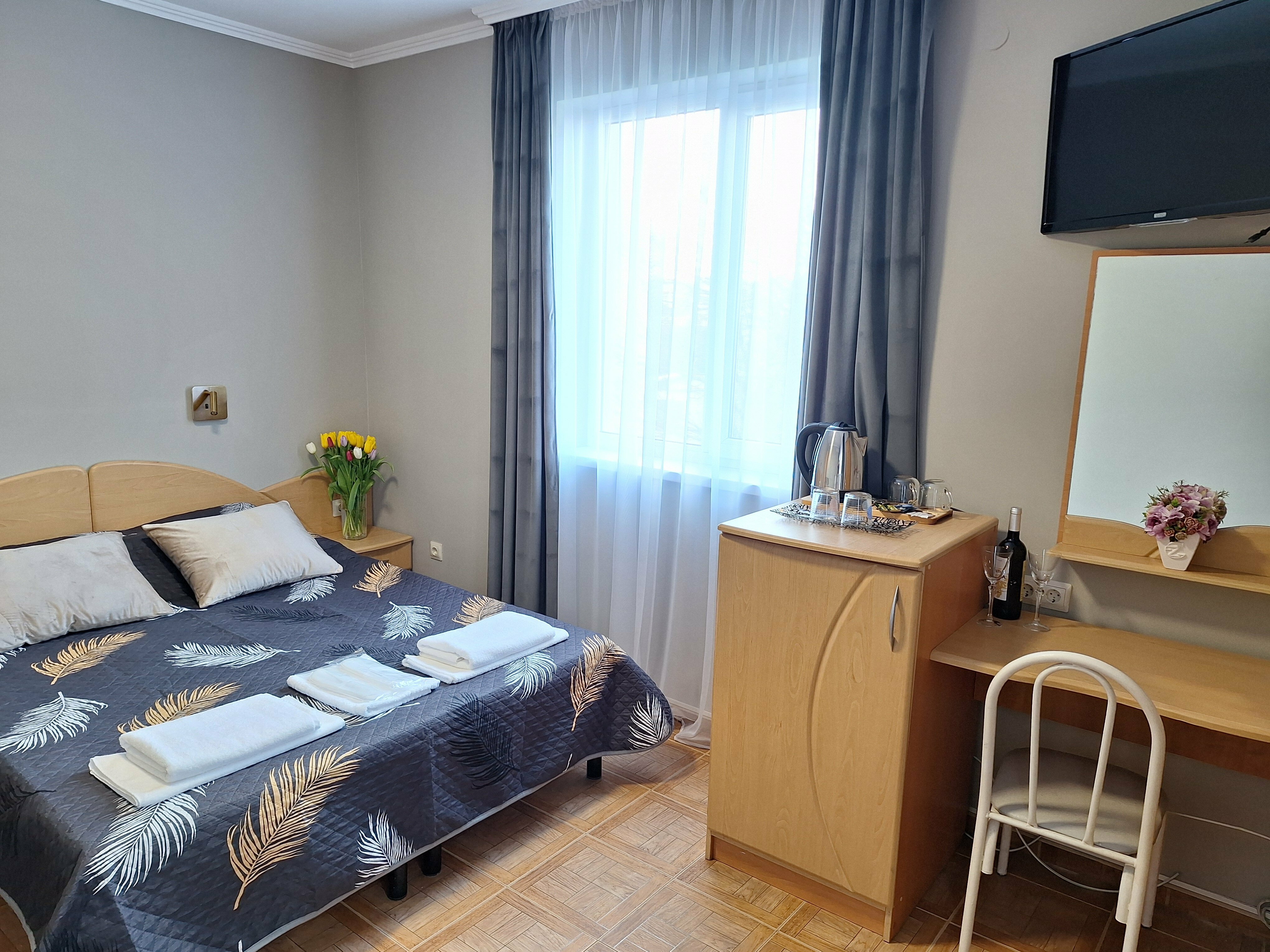 «ГОРОД» СТАНДАРТНЫЙ ТРЕХМЕСТНЫЙ НОМЕР С  ДВУСПАЛЬНОЙ КРОВАТЬЮ,  ОДНОСПАЛЬНЫМ ДИВАНОМ