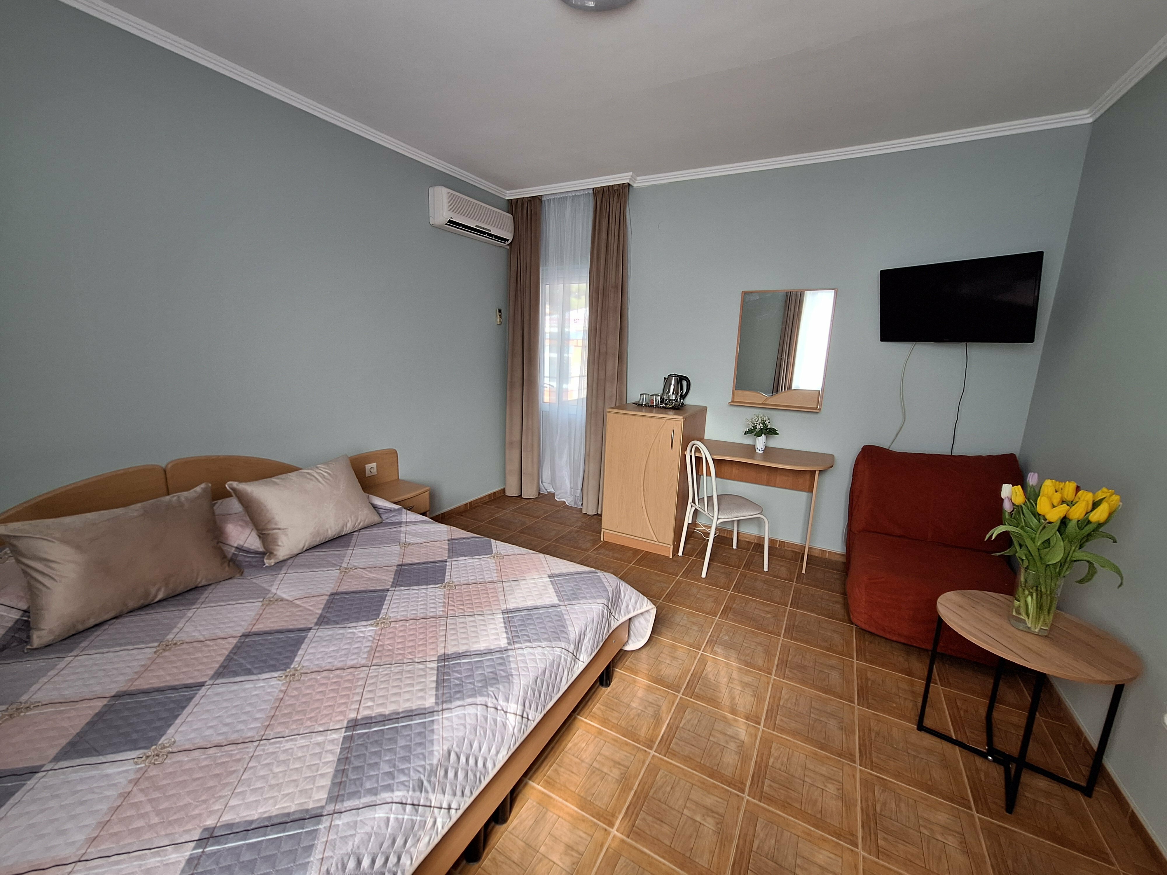 СТАНДАРТНЫЙ ТРЕХМЕСТНЫЙ  НОМЕР С ДВУМЕСТНОЙ КРОВАТЬЮ, РАСКЛАДНЫМ КРЕСЛОМ