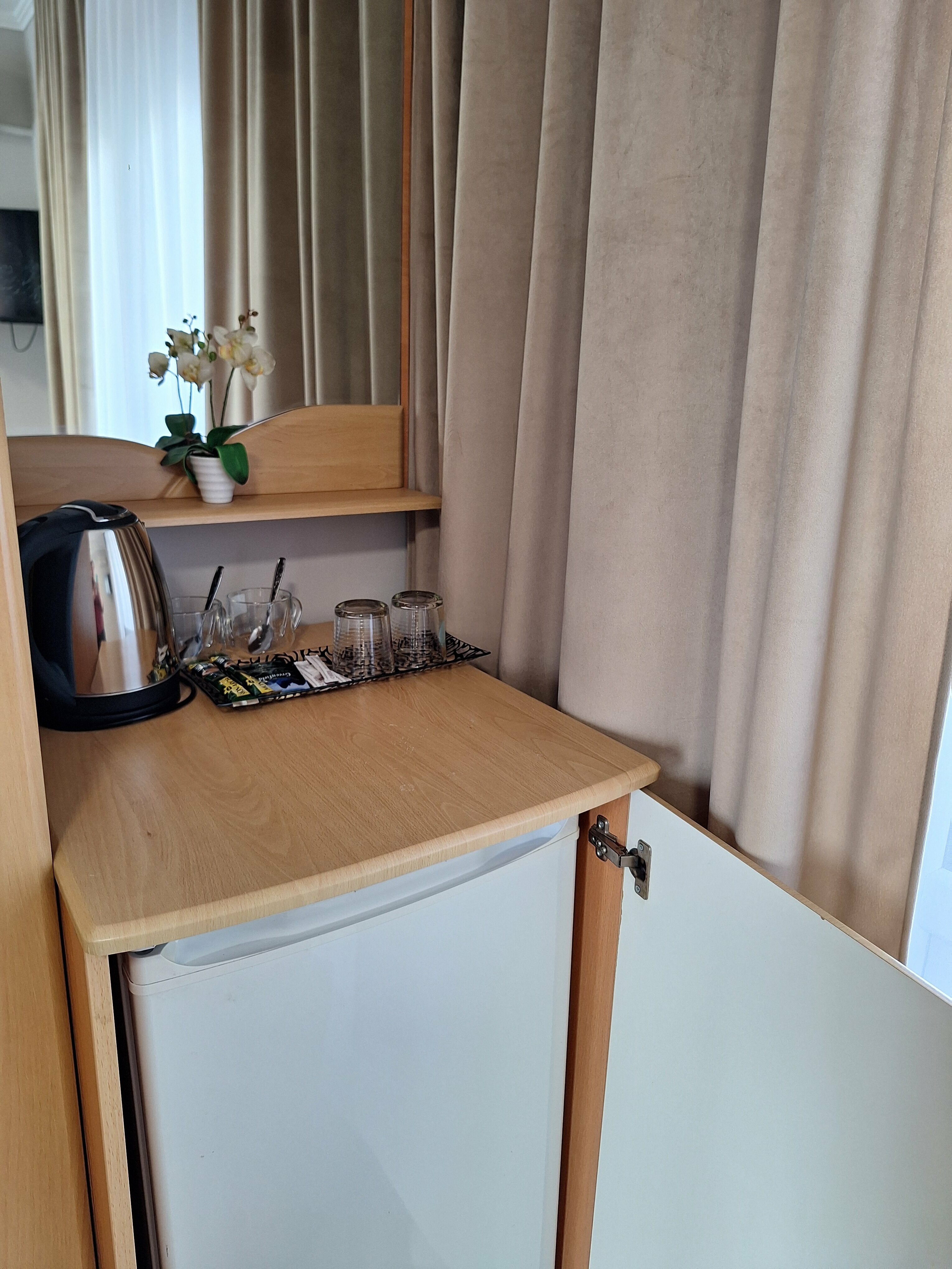 «КОМФОРТ» СТАНДАРТНЫЙ  НОМЕР С  РАЗДЕЛЬНЫМИ КРОВАТЯМИ,  ОДНОСПАЛЬНЫМ  ДИВАНОМ