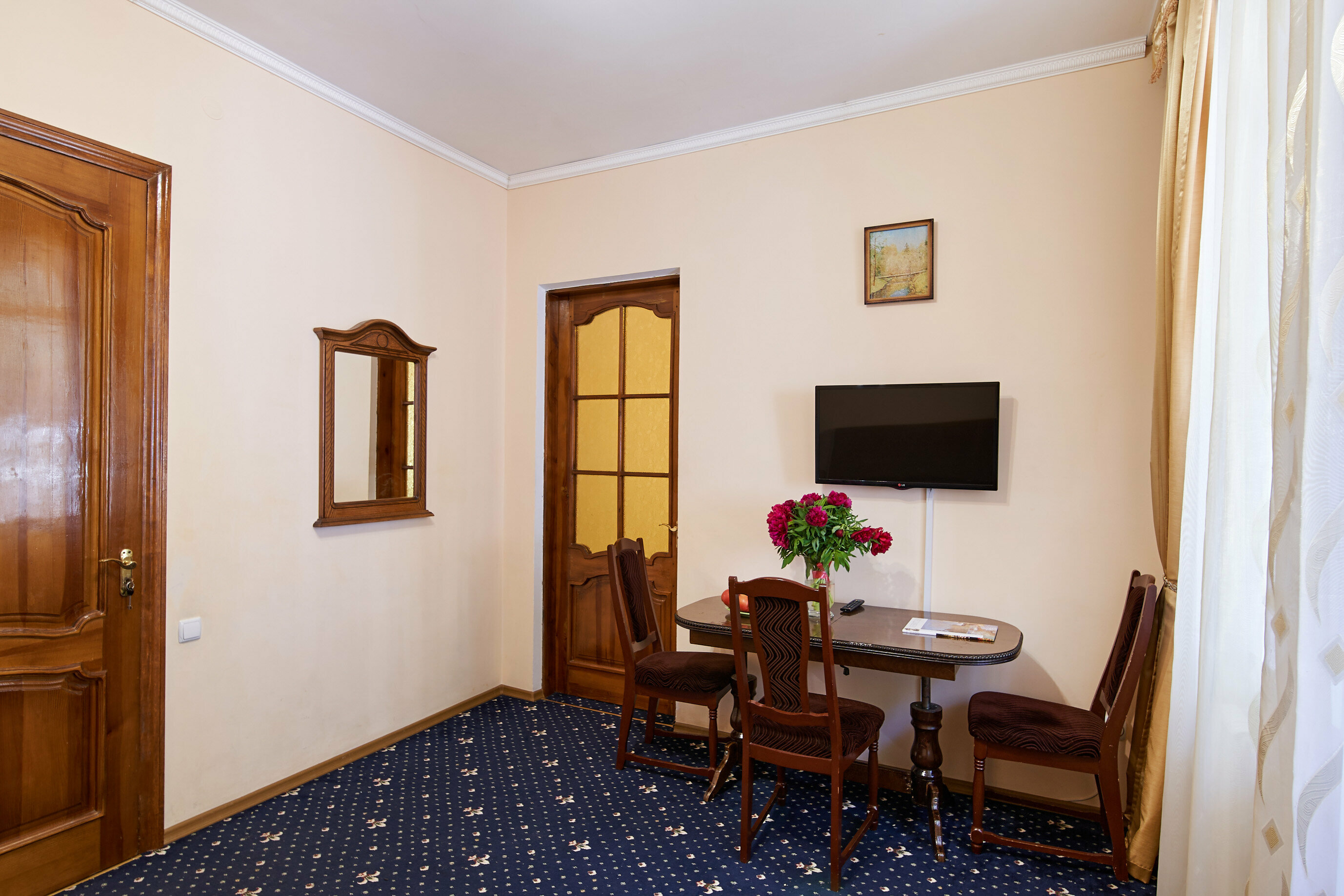 Трехместный номер с собственной ванной комнатой