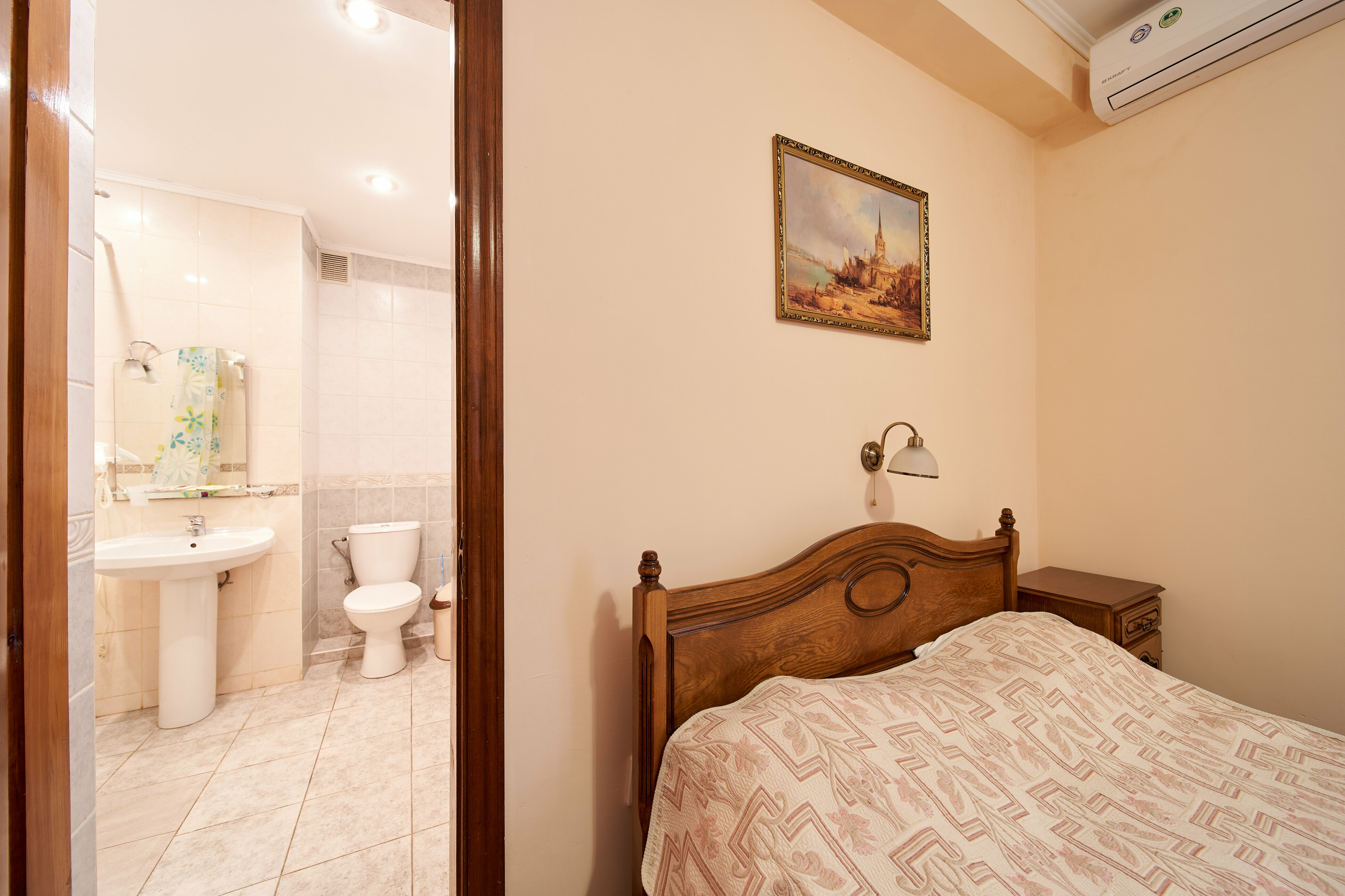 Трехместный номер с собственной ванной комнатой