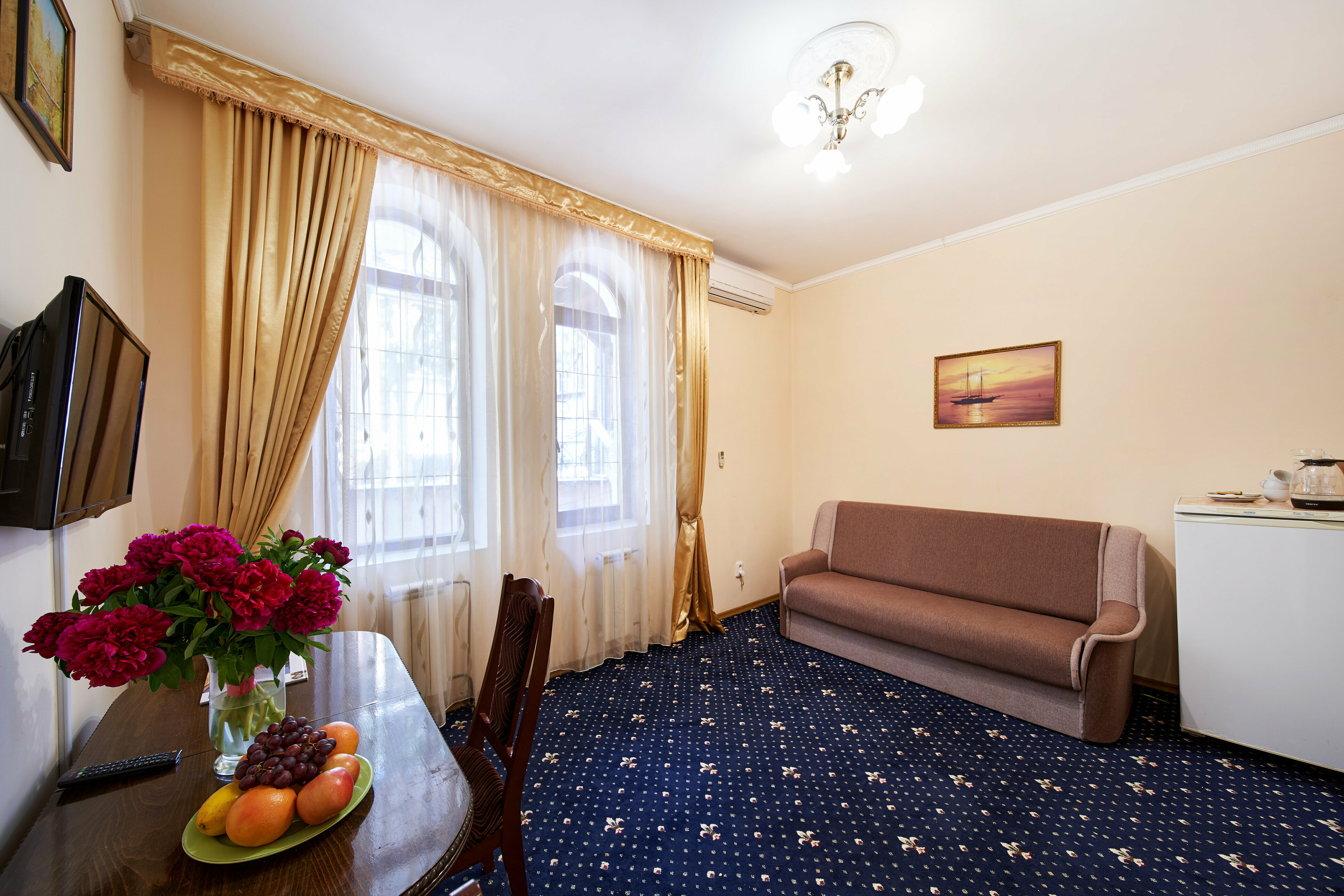 Трехместный номер с собственной ванной комнатой