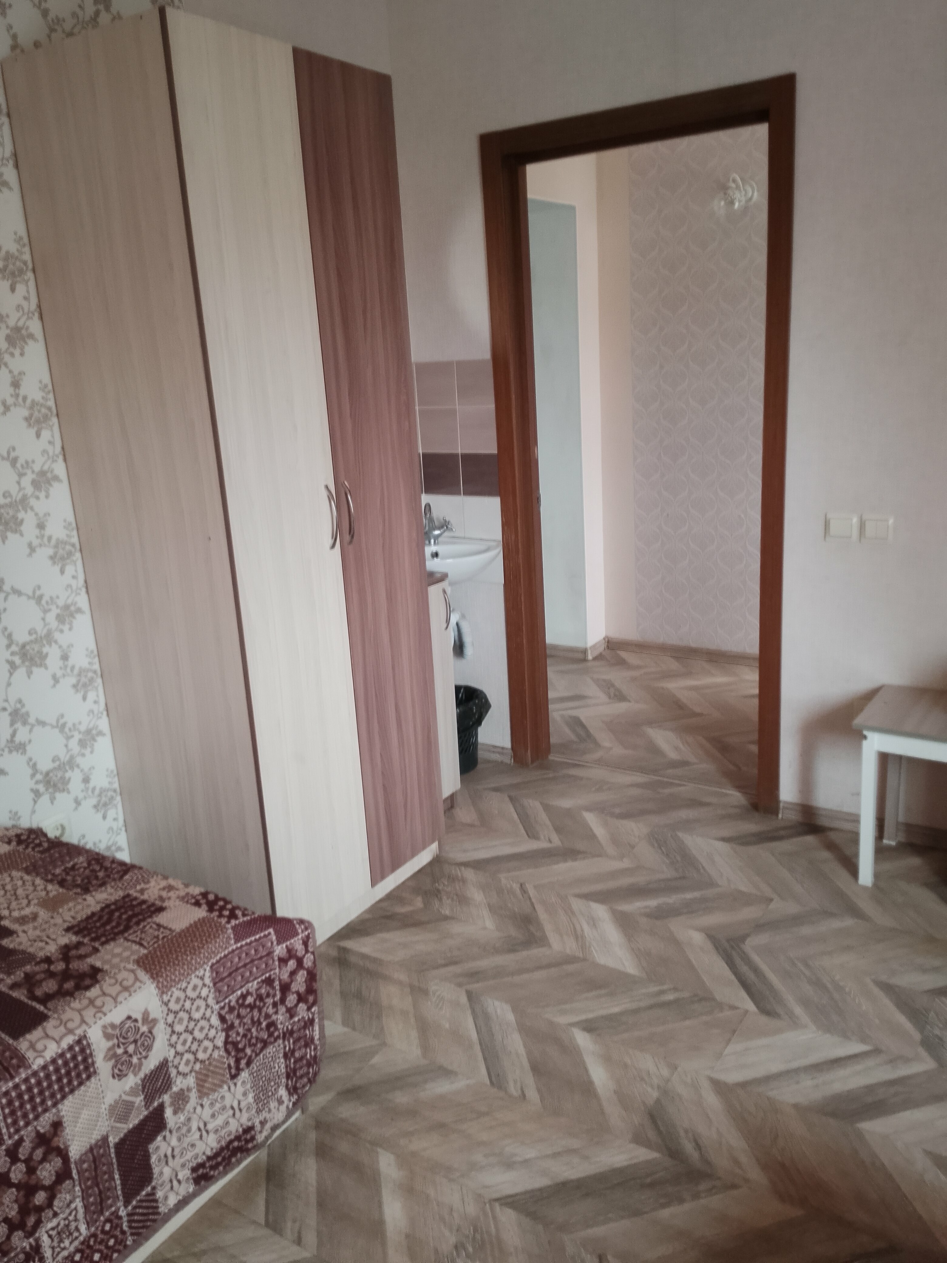 Двухместный номер с 2 отдельными кроватями и общим туалетом