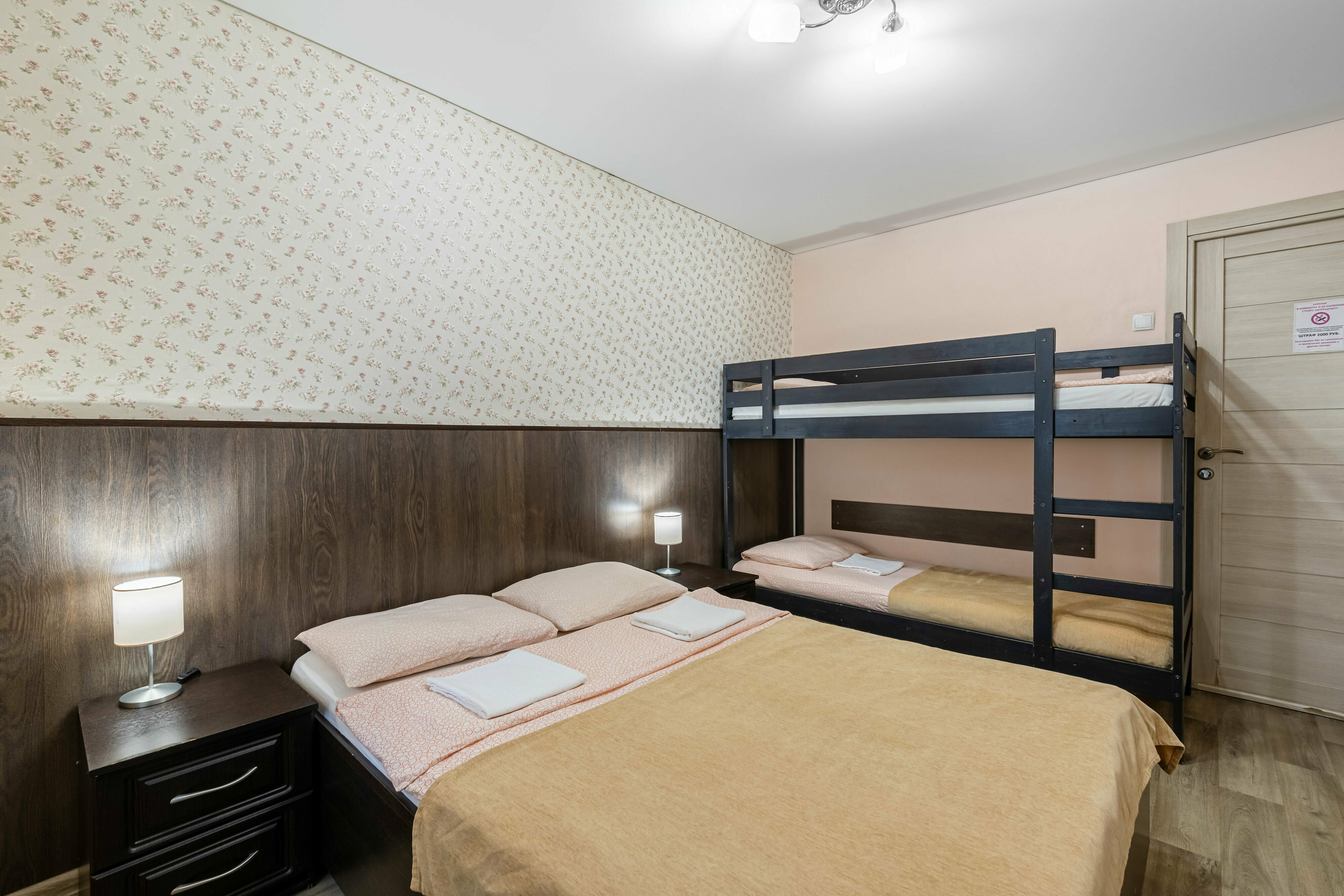 Семейный номер с общей ванной комнатой