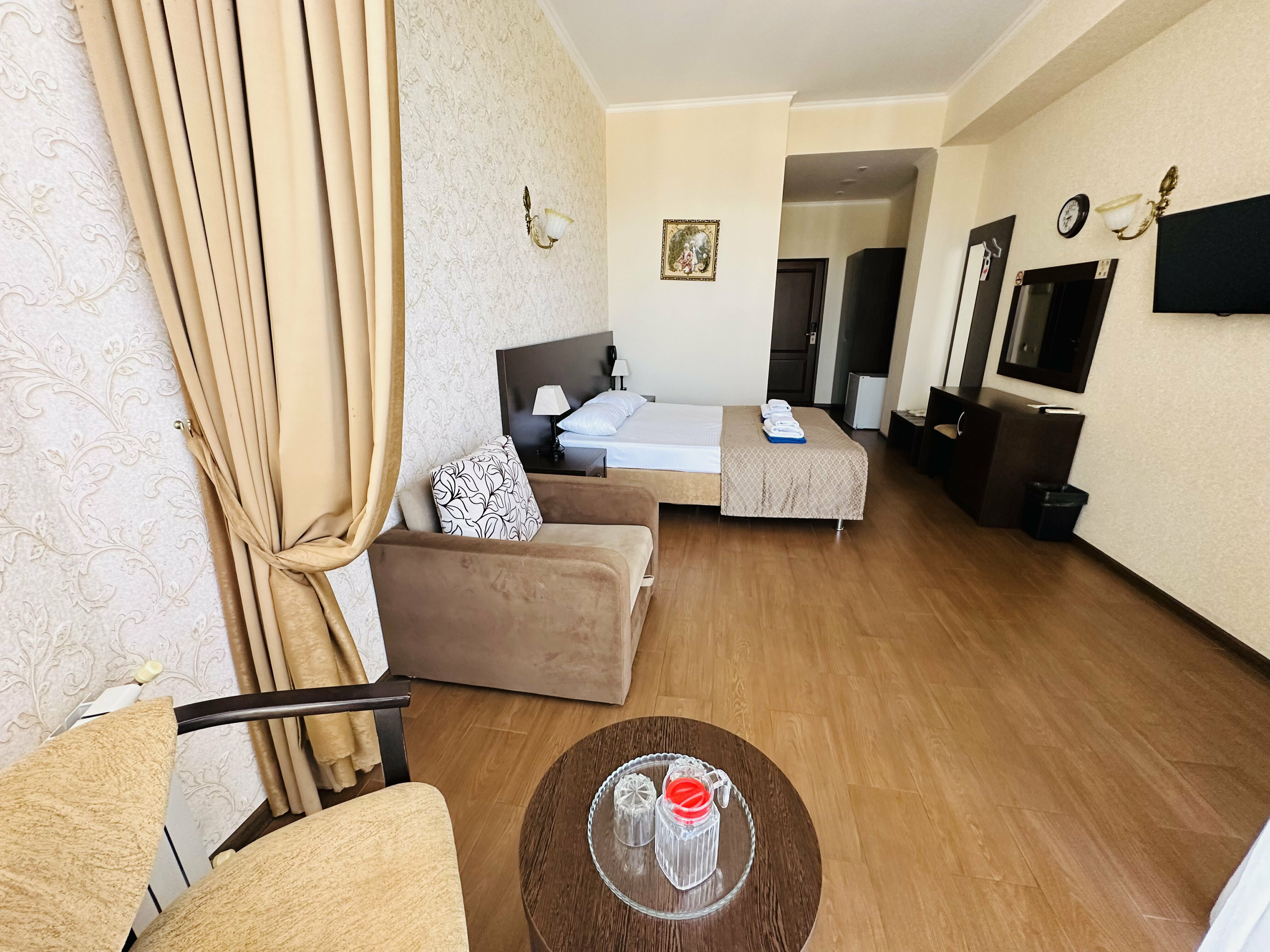 Номер с 1-ой двуспальной кроватью и балконом (с возможностью 1 доп. места-раскладное кресло)