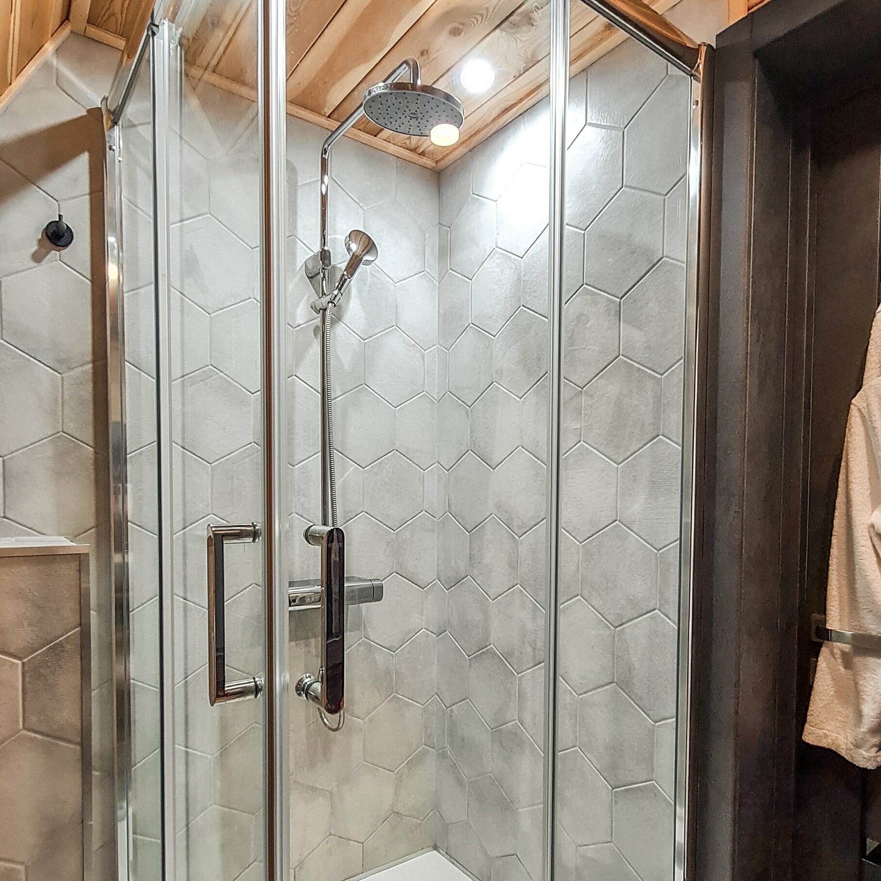 С видом на горы, над ручьём