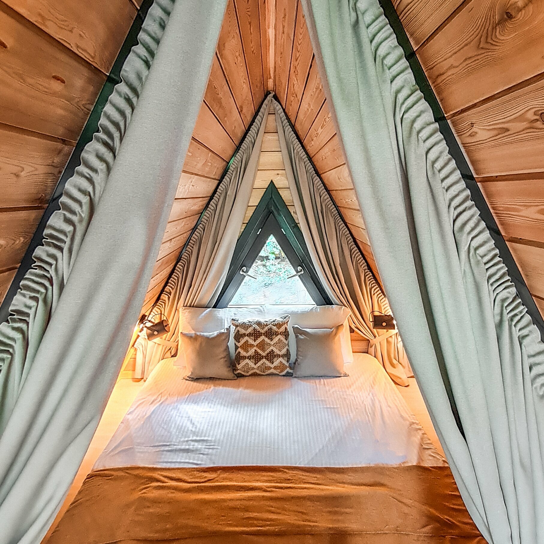 С видом на горы, самый уединённый.