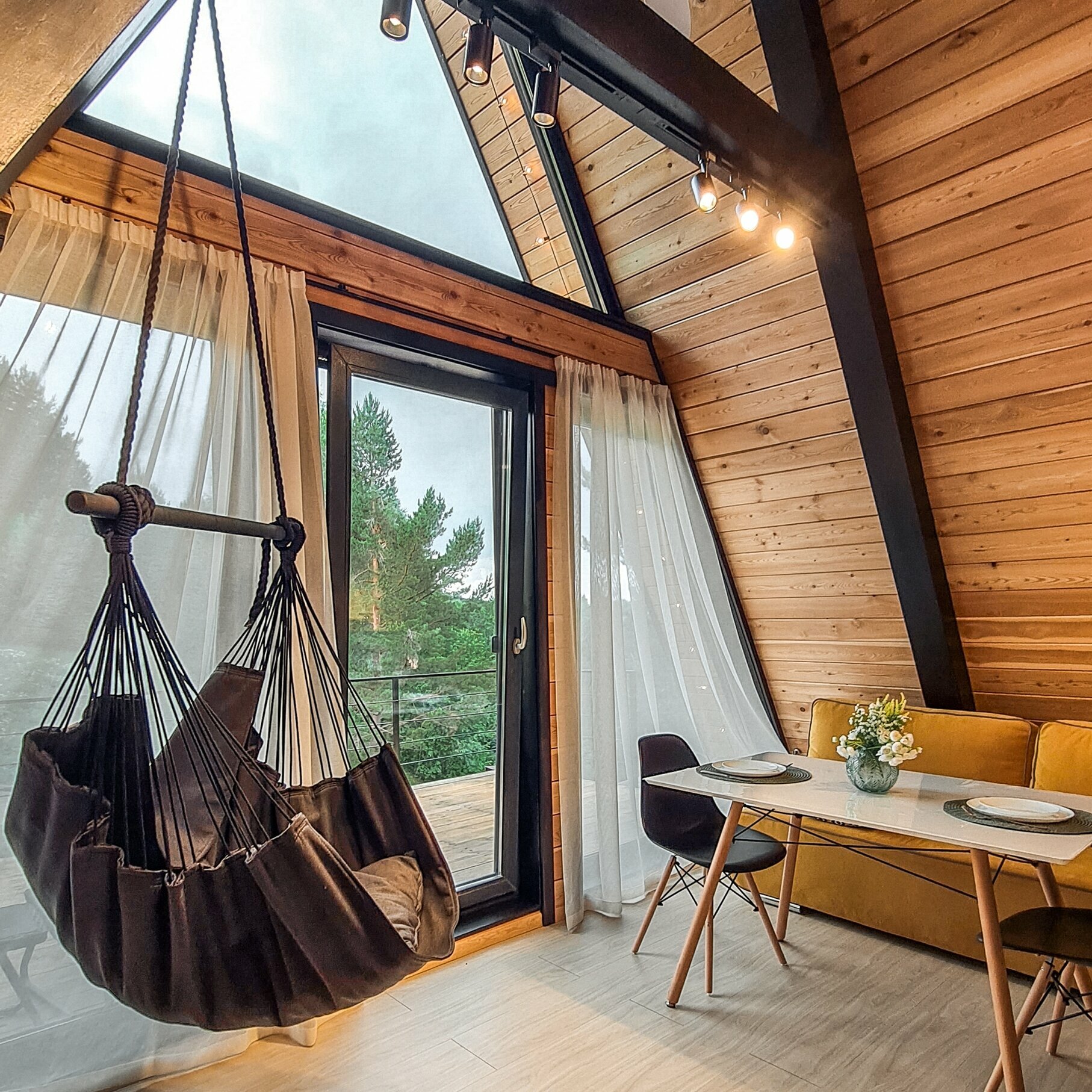 С видом на горы, самый уединённый.