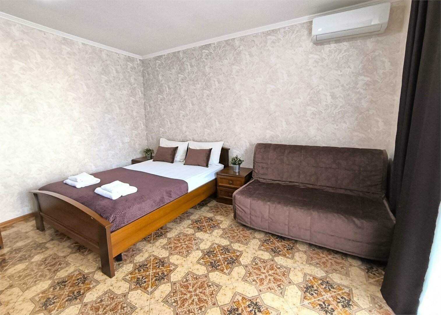 Четырехместный номер "Комфорт" с террасой и отдельным входом (1 этаж)