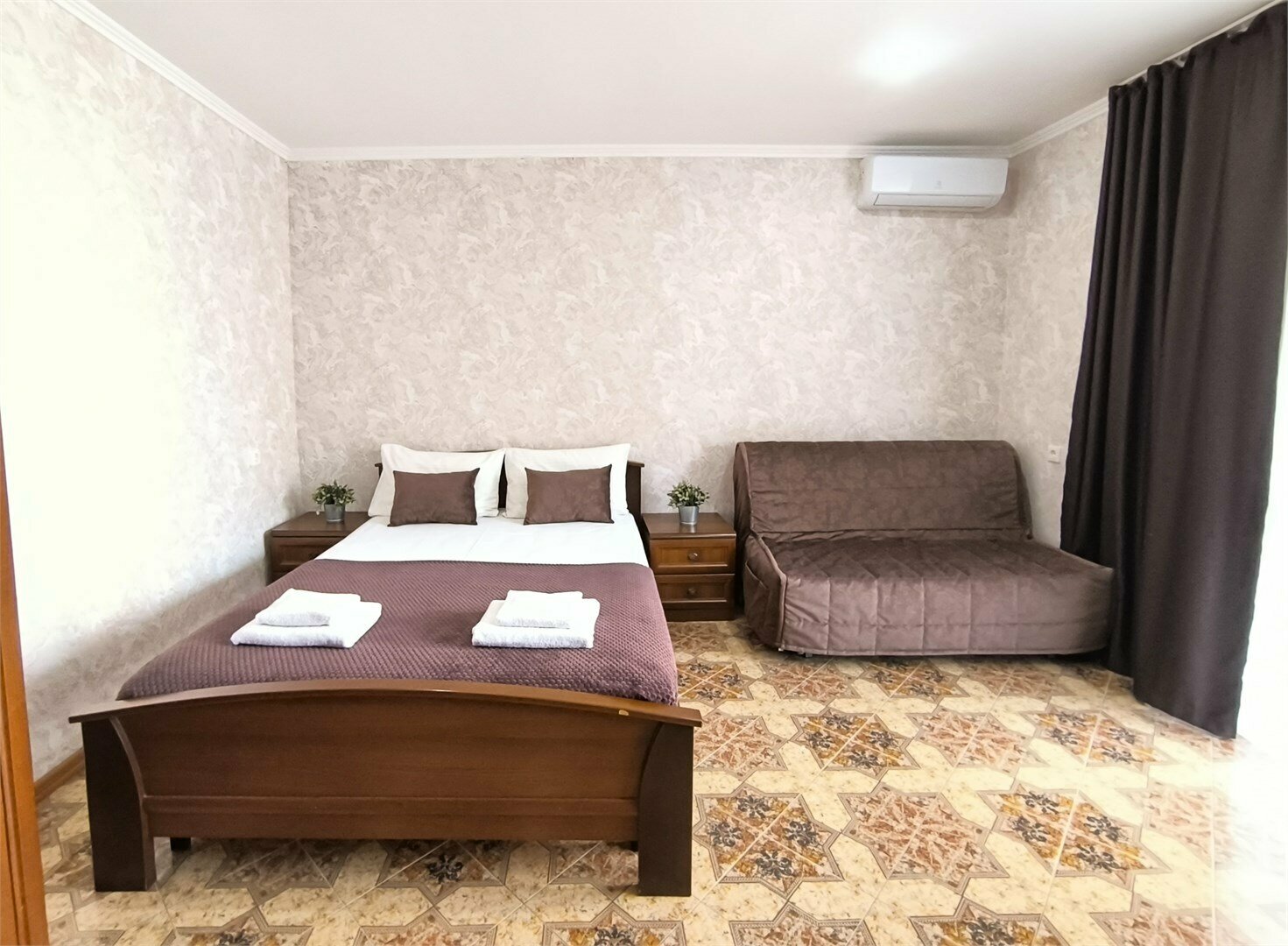 Четырехместный номер "Комфорт" с террасой и отдельным входом (1 этаж)